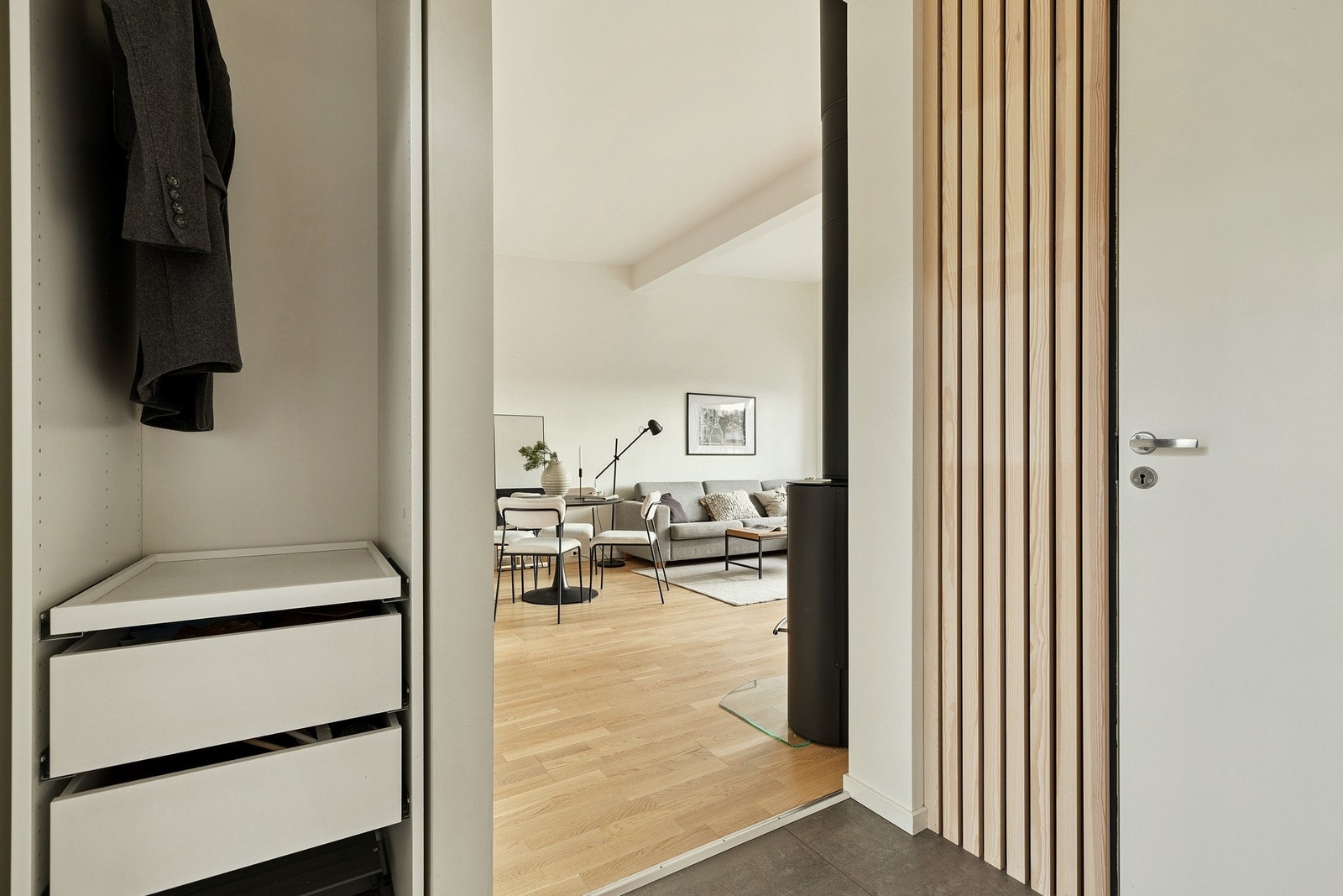 Fra entréen er det direkte adkomst til stue og kjøkken - en praktisk og gjennomtenkt planløsning. Galleribilde