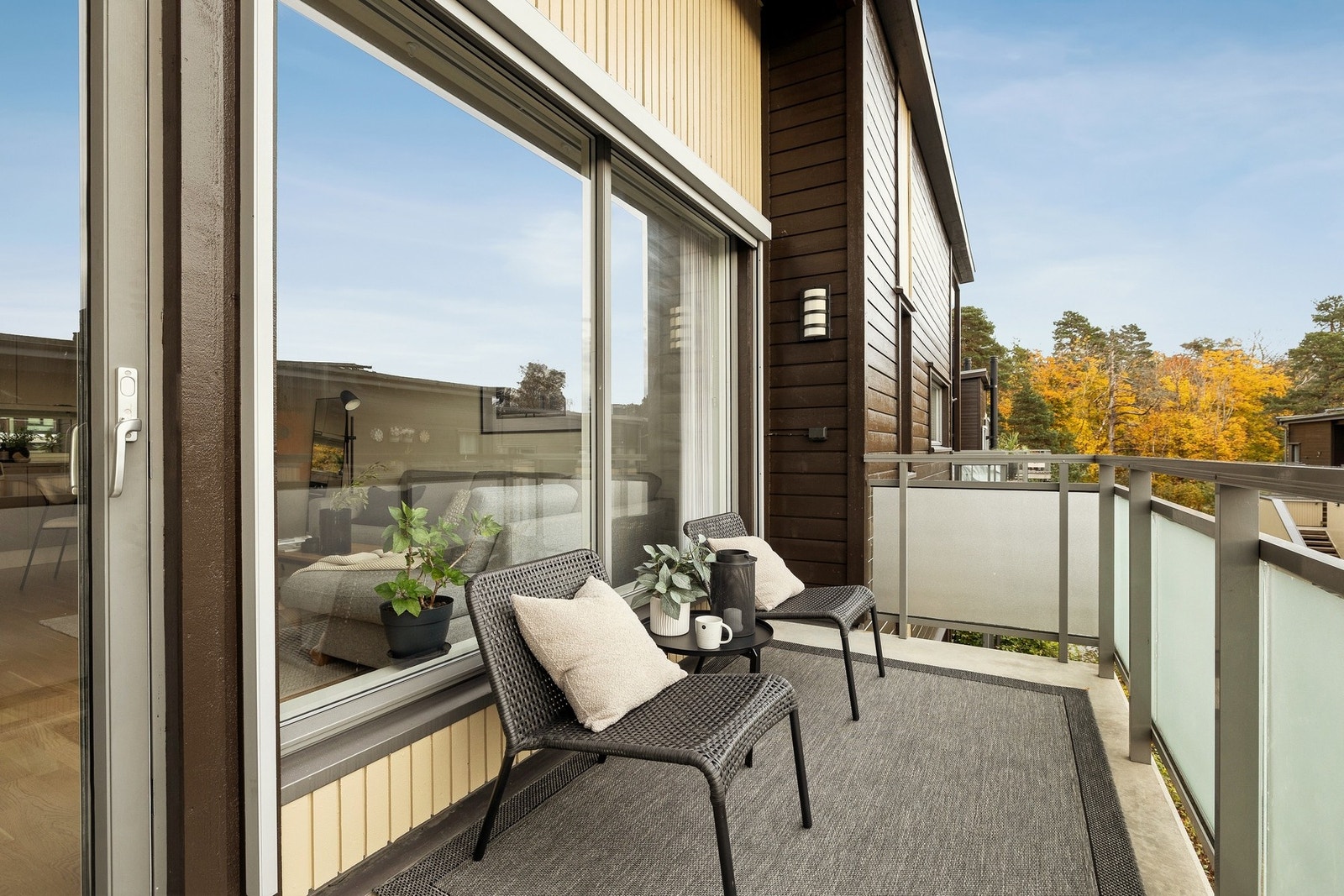 Sørvestvendt balkong med gode solforhold og plass til sittegruppe. Galleribilde