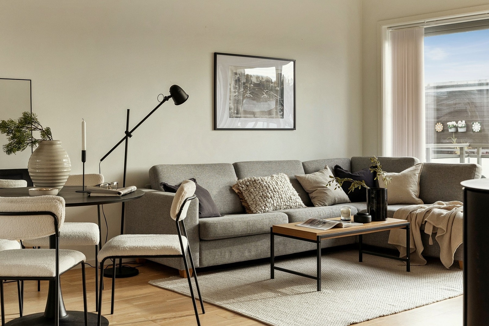 Lys og trivelig stue med god plass til sofagruppe og spisebord. Store vindusflater gir rikelig med dagslys. Galleribilde