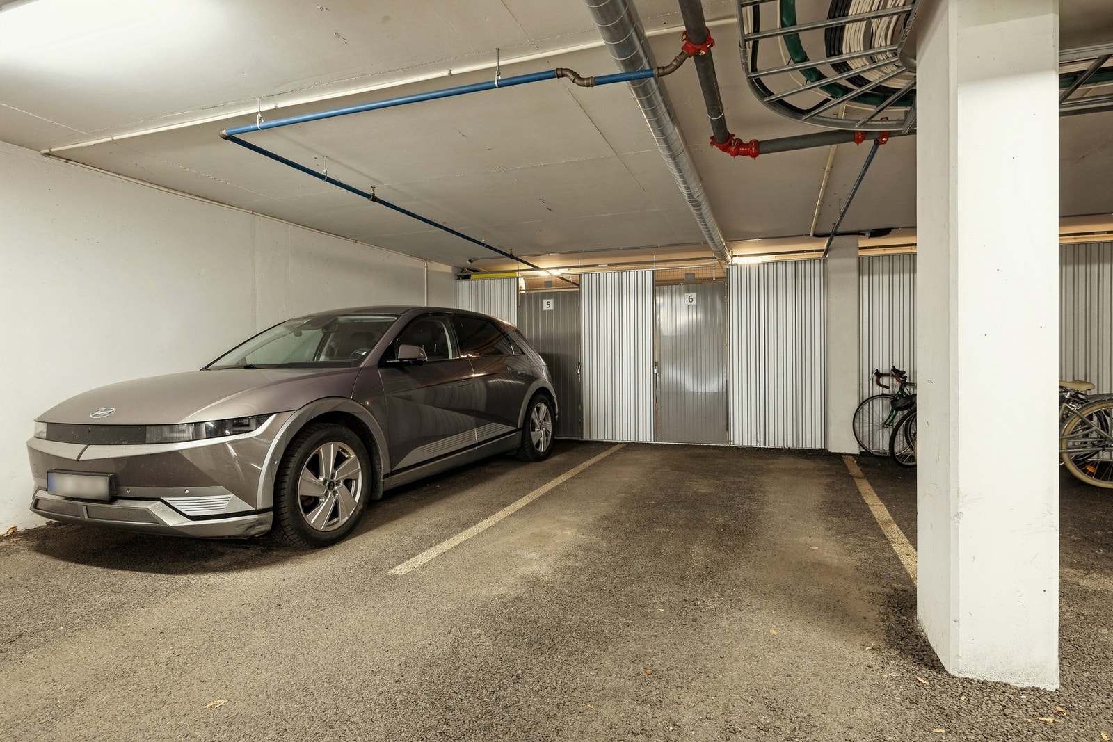 Garasjeplass med direkte adkomst fra fellesanlegg. Plass til bil og bod i tilknytning. Galleribilde