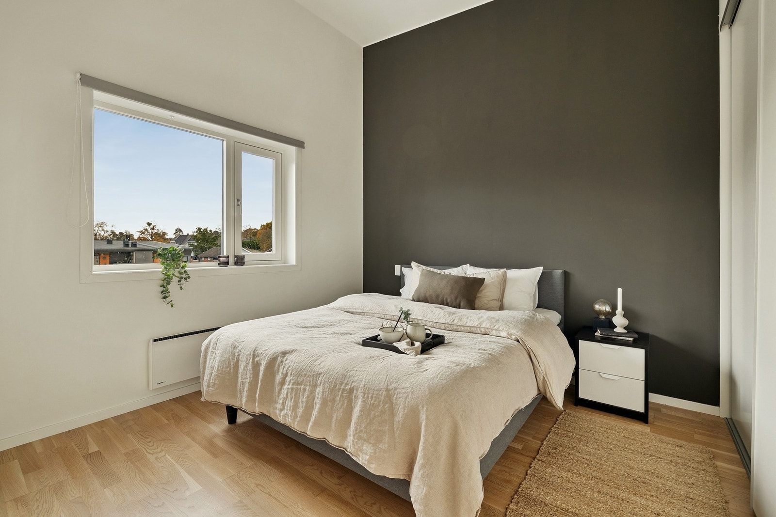 Soverom med god takhøyde, store vinduer og behagelige fargetoner. Galleribilde