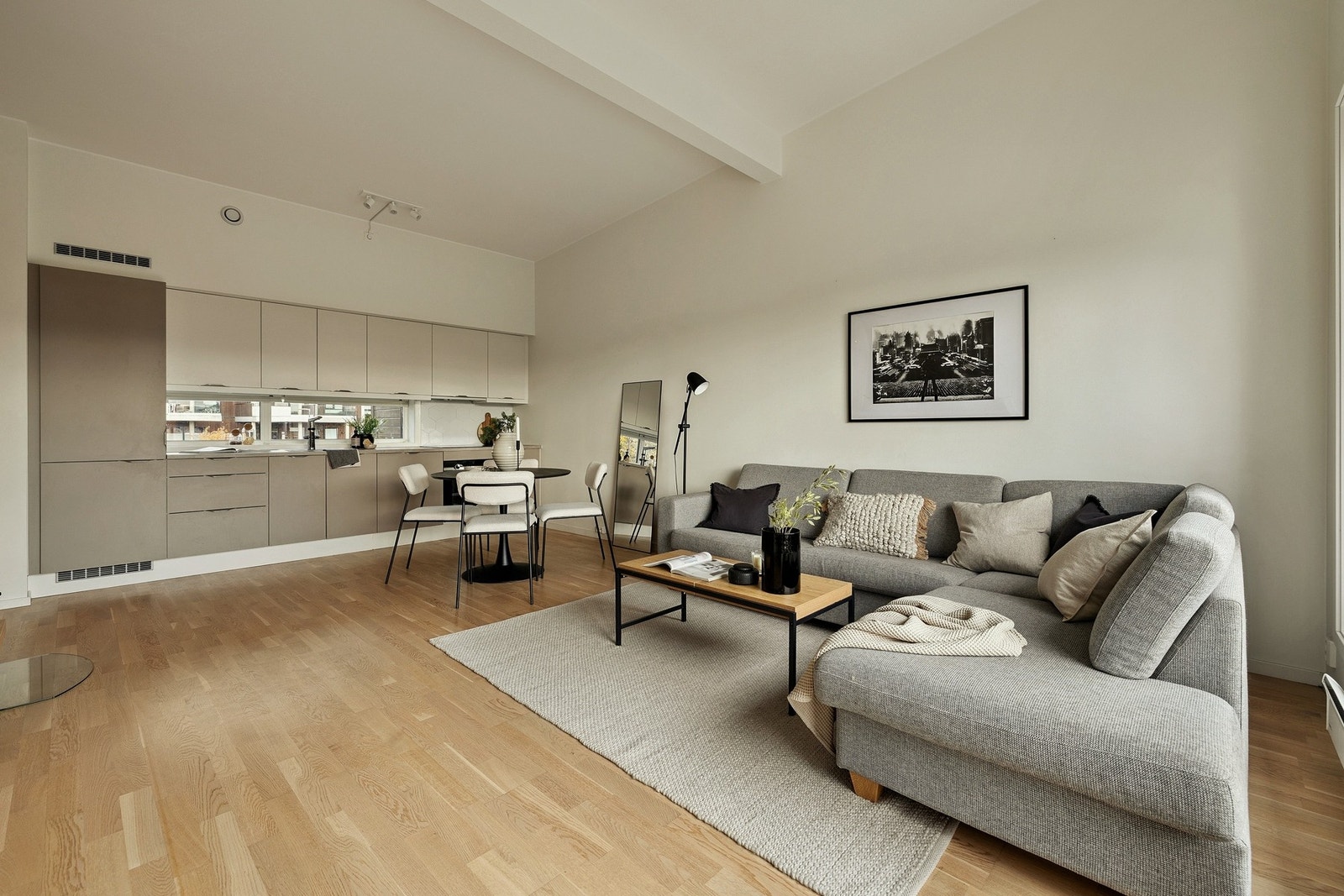 Åpen løsning mellom kjøkken og stue gir en god romfølelse og praktisk planløsning. Moderne kjøkken med integrerte hvitevarer. Galleribilde