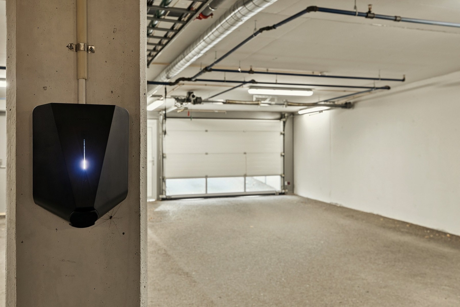 El.billaderen er koblet direkte til leilighetens strømnett. Inn- og utkjørselen har varme i bakken. Galleribilde