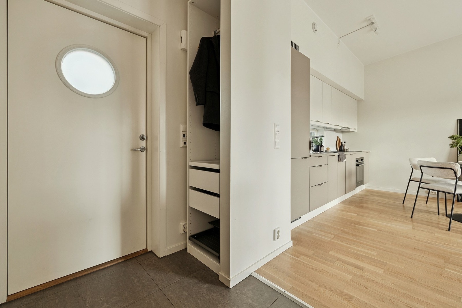 Romslig entré med garderobeløsning og varmekabler i gulv. Galleribilde