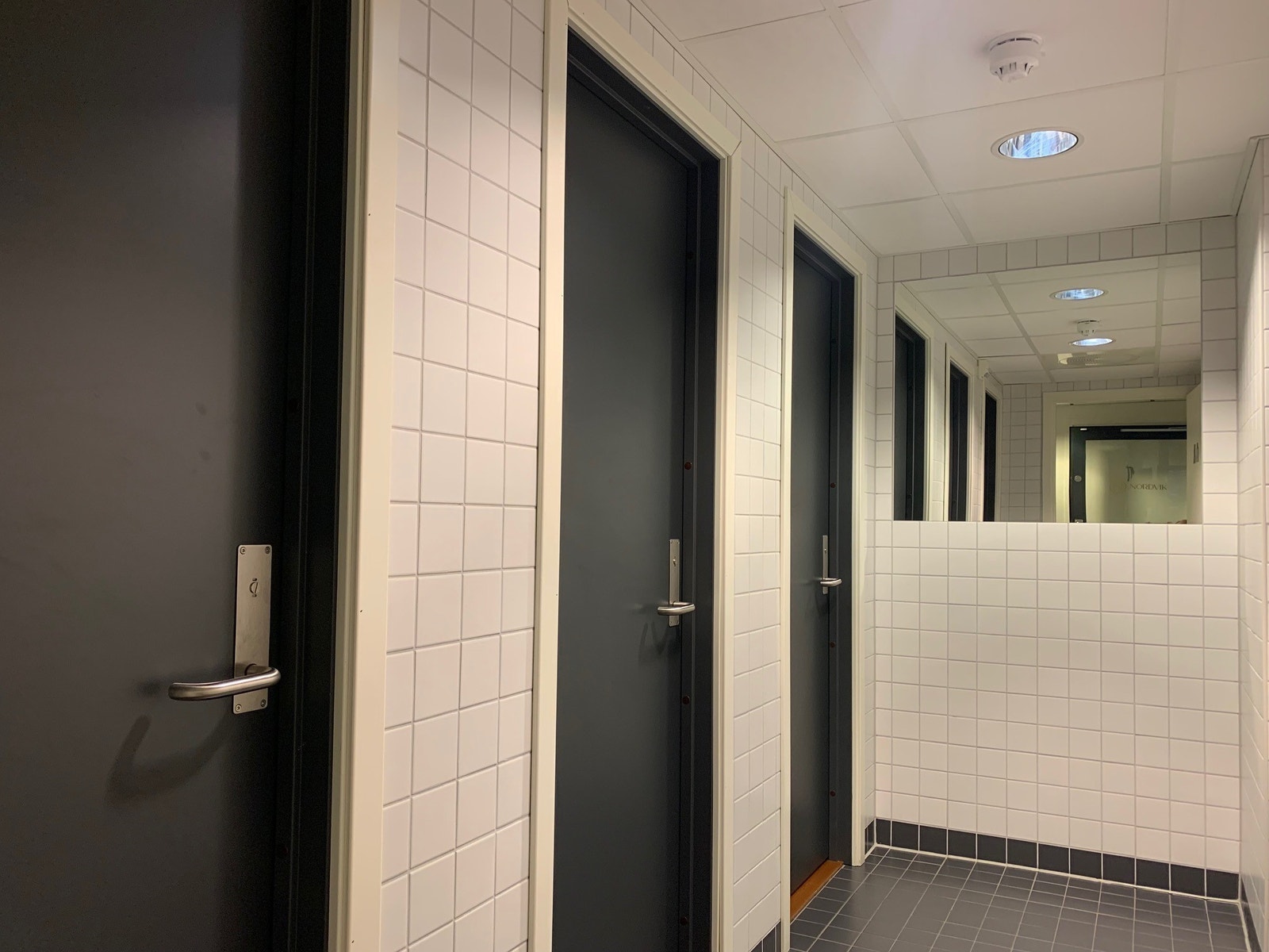 Det er 4 toalettrom. Galleribilde