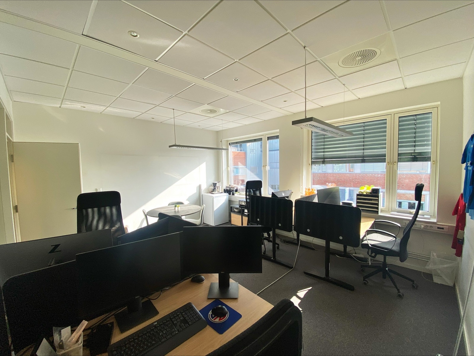 Slik fremstår lokalet i dag med veggen mellom de opprinnelige kontorene tatt ned. Galleribilde