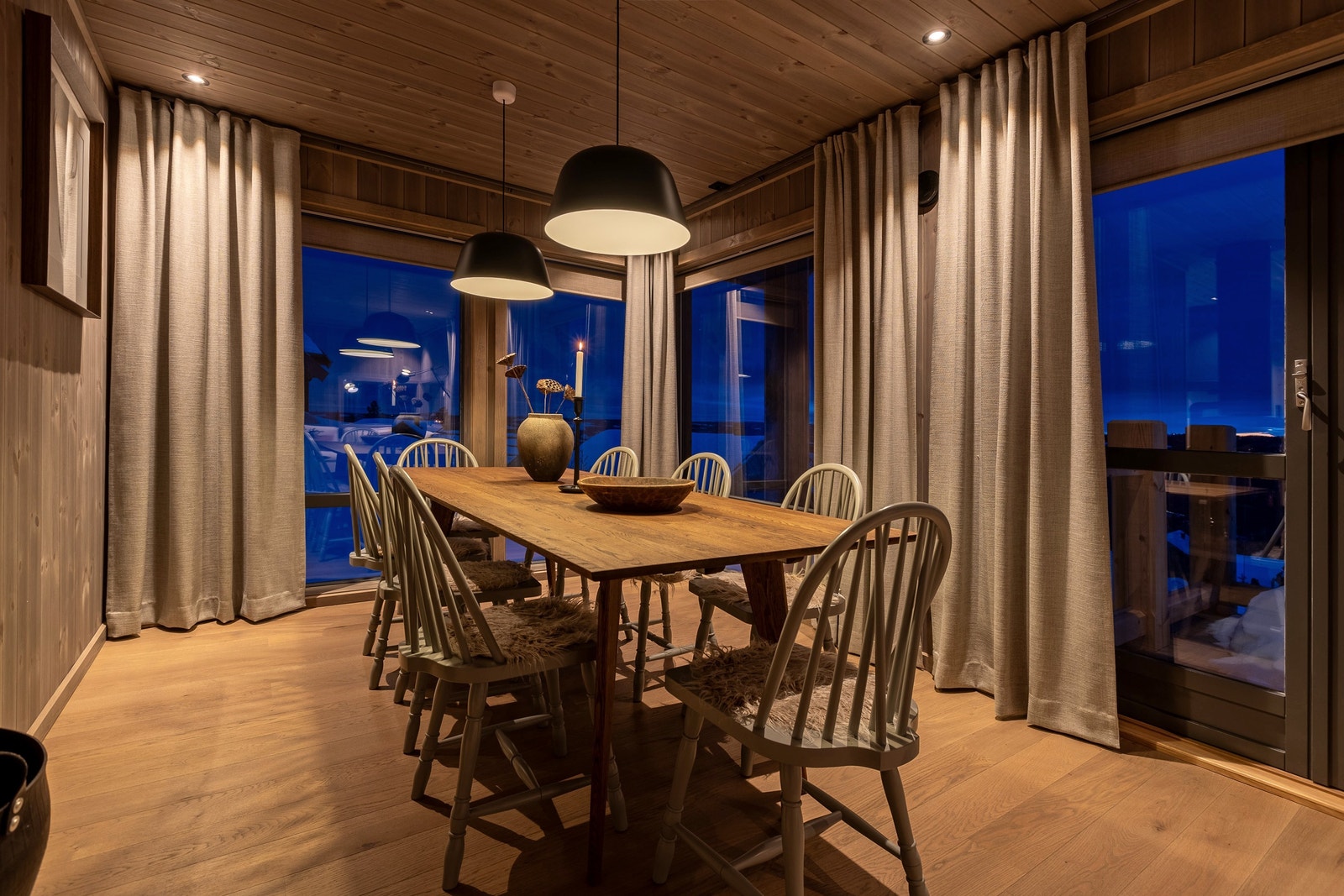 Stue, spisestue og kjøkken i åpen løsning med store vindusflater mot sør og vest - utgang til vestvendt altan på 11,9 kvm - leveranse i avbildet hytte avviker fra standard leveranse Galleribilde