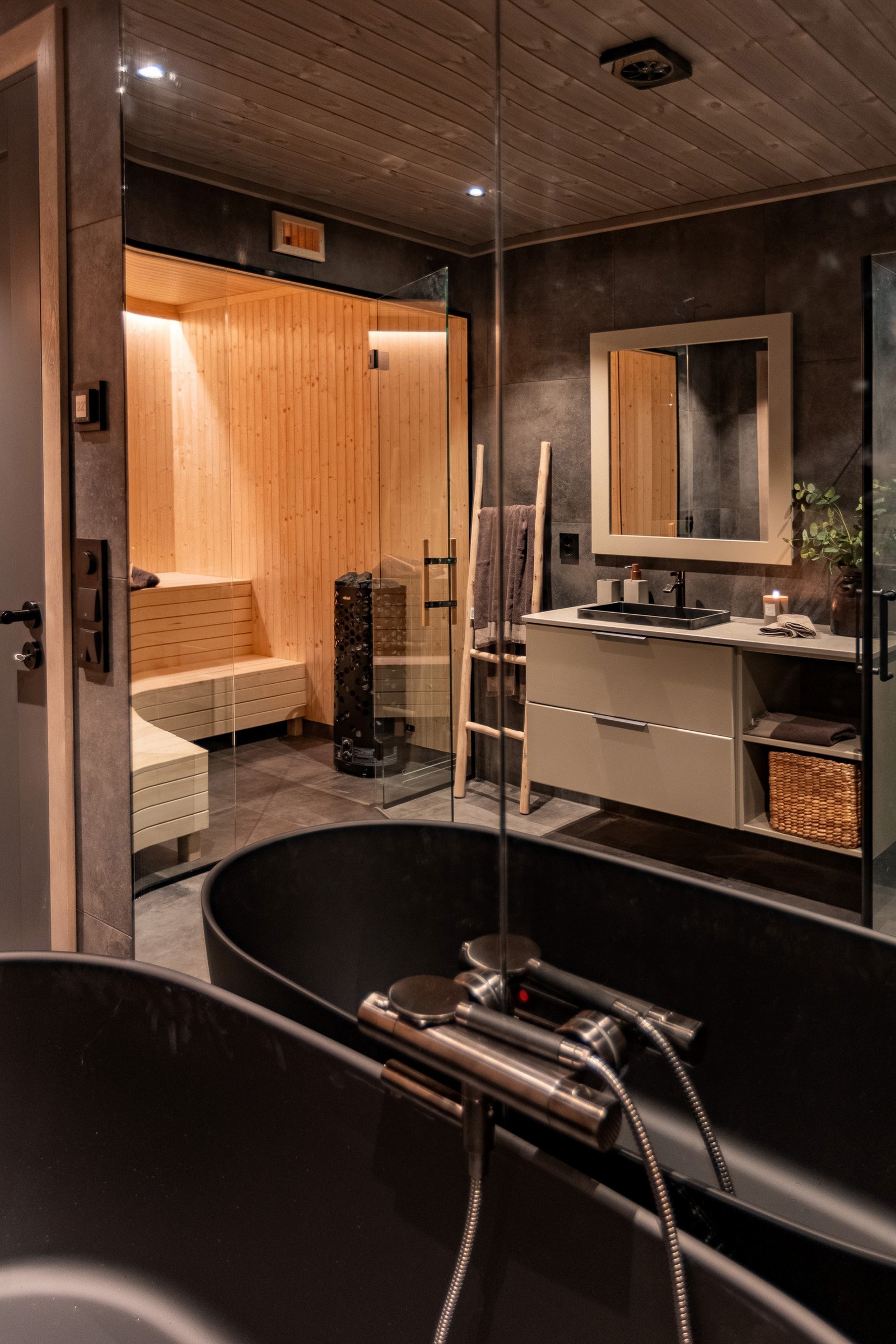 Det største badet, sauna og vaskerom er i en egen avdeling i sokkeletasjen - leveranse i avbildet hytte avviker fra standard leveranse Galleribilde