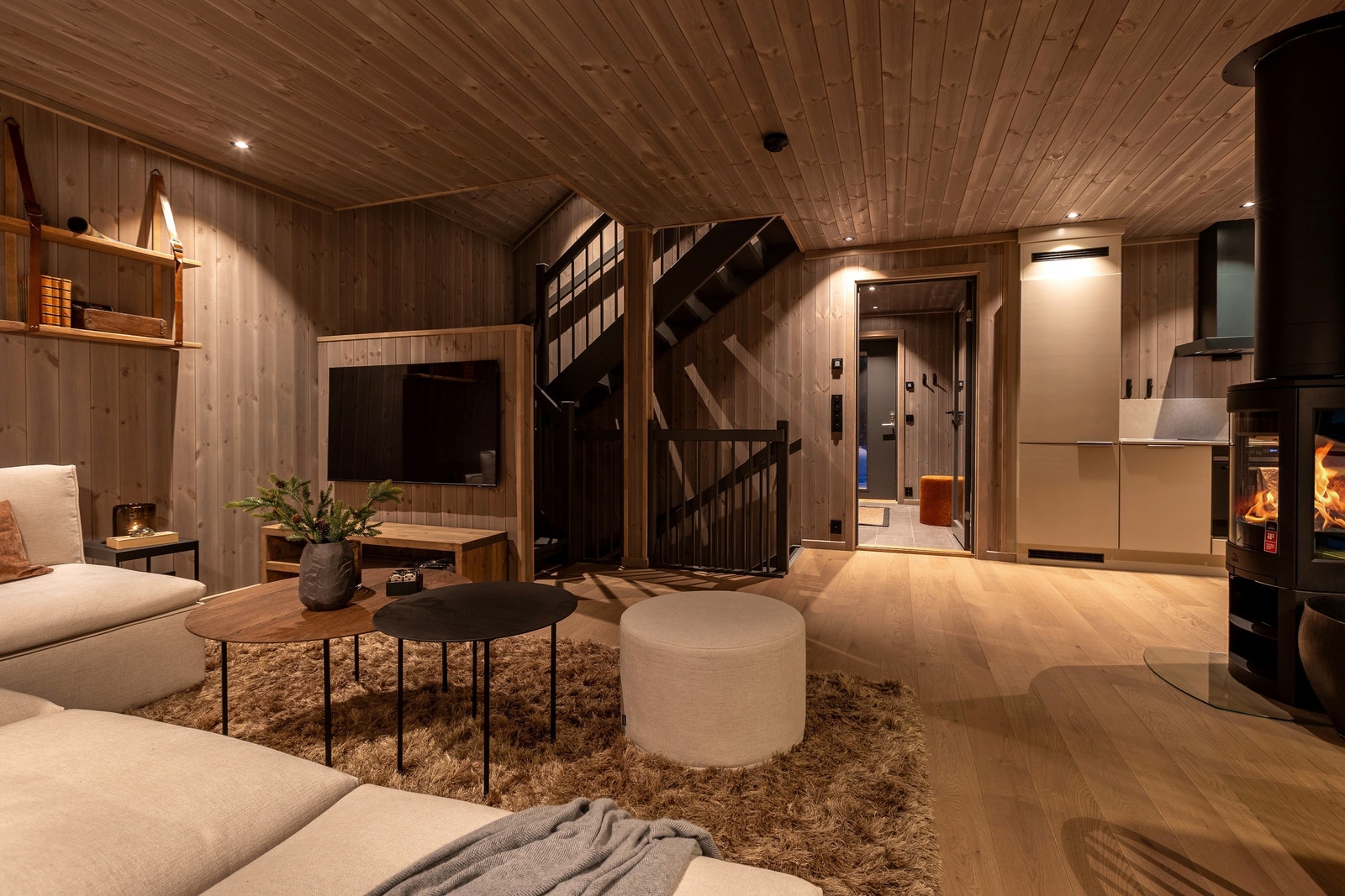 Stue, spisestue og kjøkken i åpen løsning med store vindusflater mot sør og vest - utgang til vestvendt altan på 11,9 kvm - leveranse i avbildet hytte avviker fra standard leveranse Galleribilde