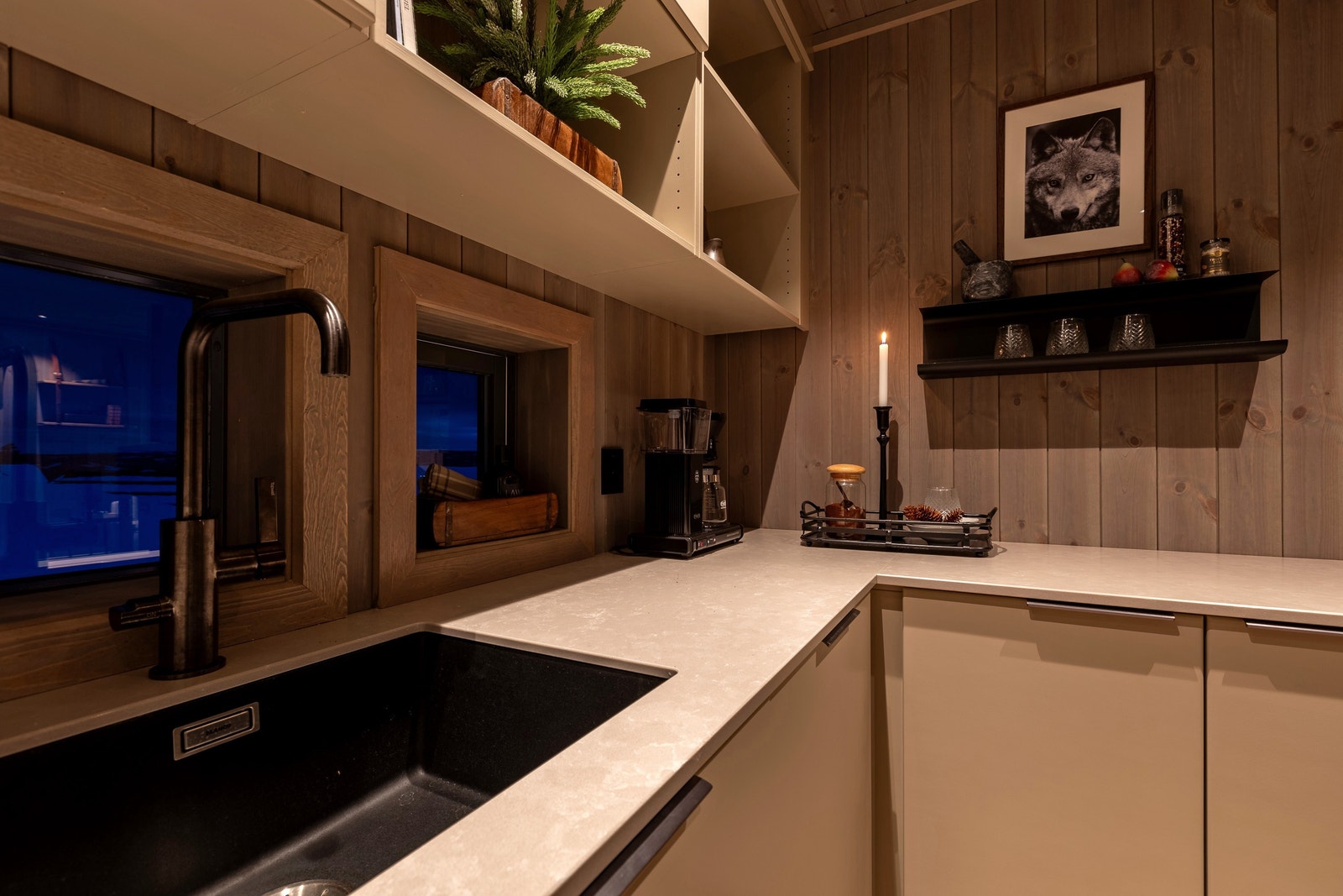 Kjøkken leveres fra kvalitetsleverandøren Bakkens Treprodukter - leveranse i avbildet hytte avviker fra standard leveranse Galleribilde