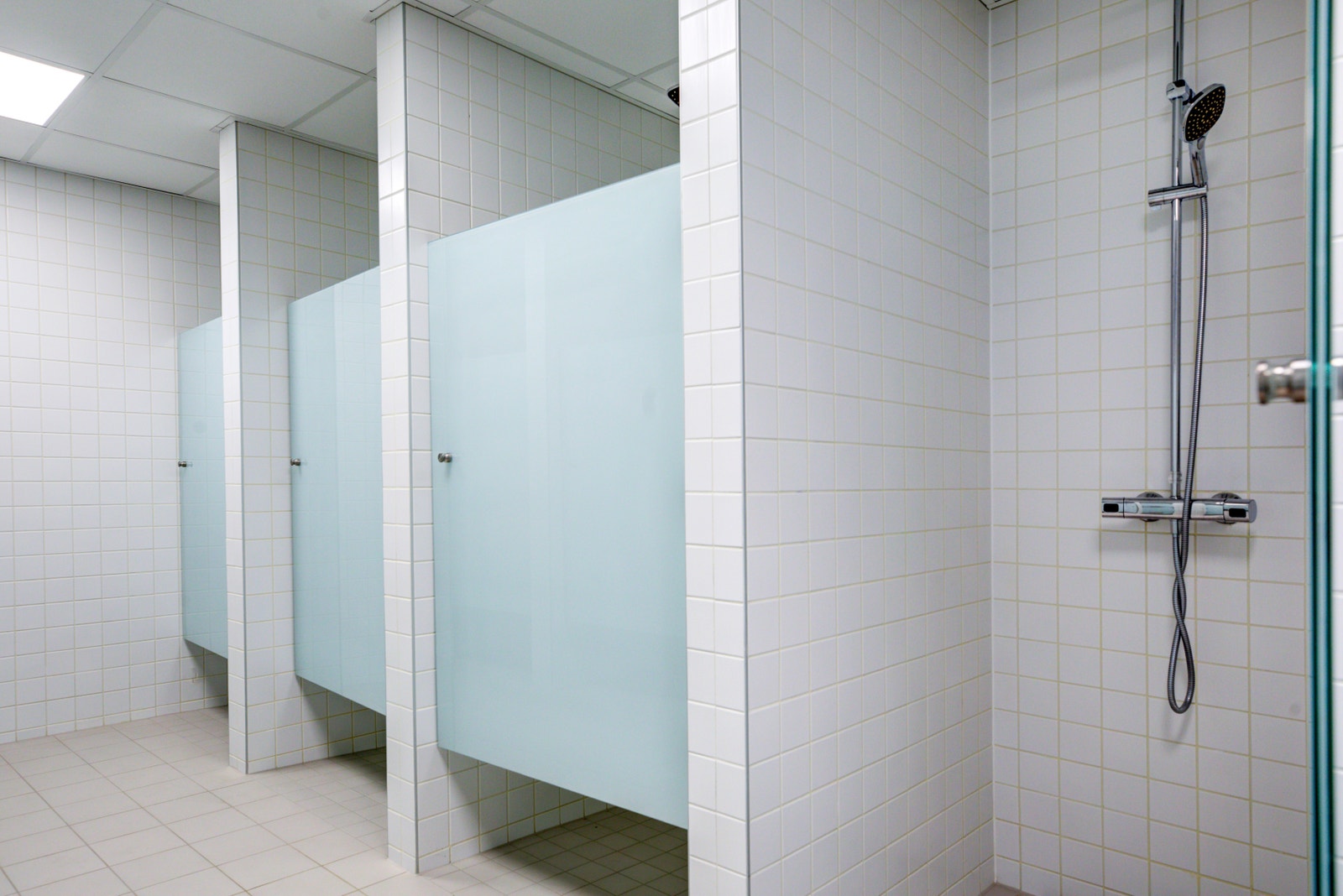 Garderober med låsbare skap, dusj, tørkerom og håndkleservice Galleribilde