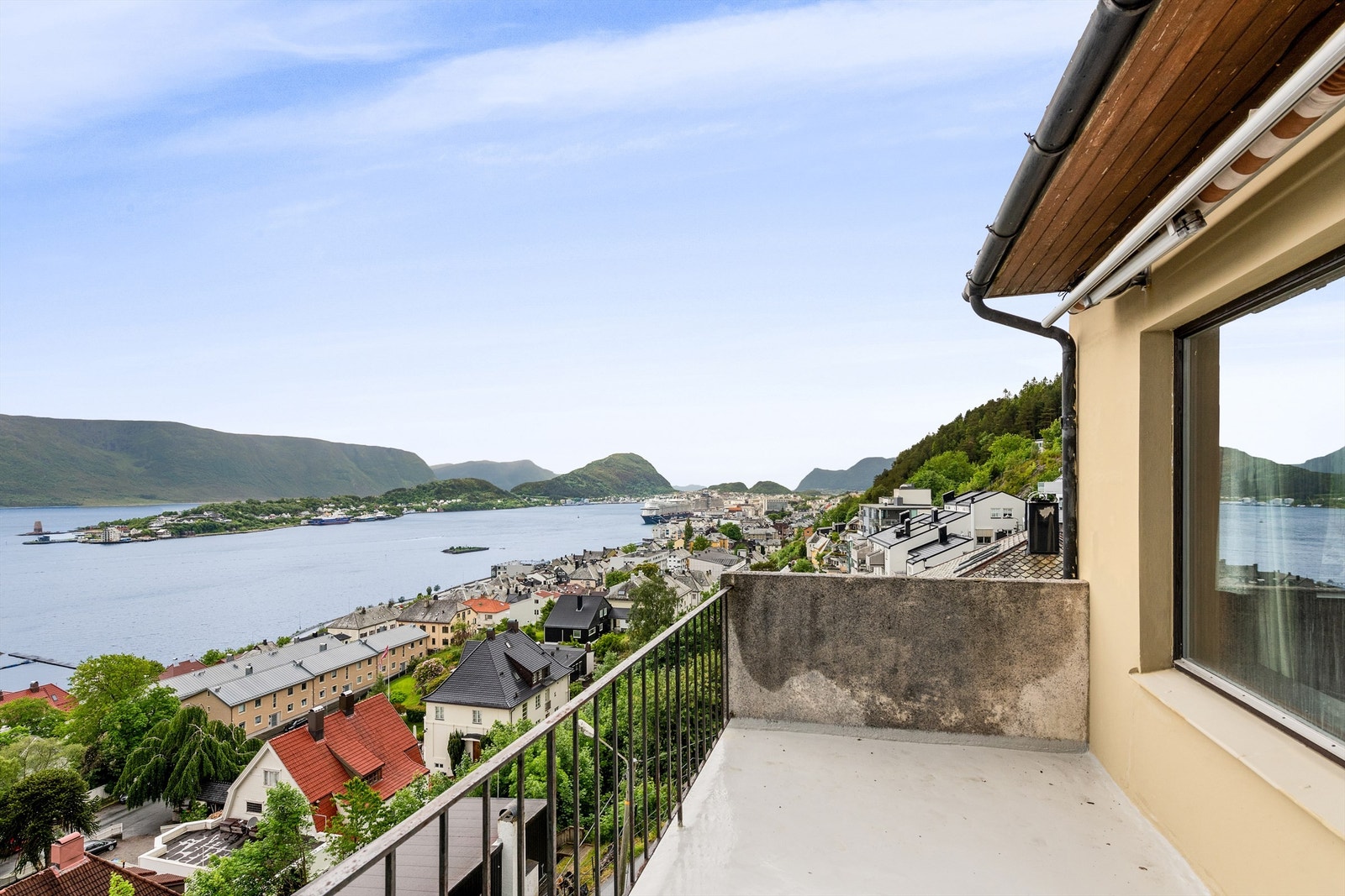 Fantastisk utsikt fra eiendommen og balkongen Galleribilde