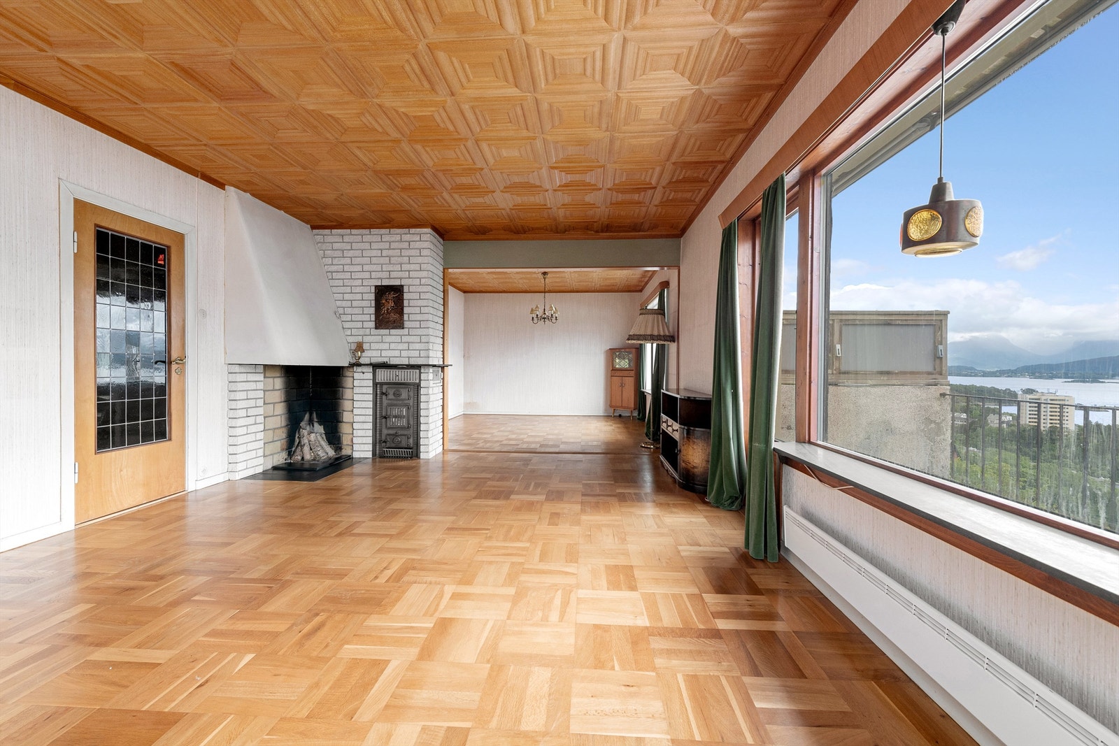 Stue i 1. etasje med murt peis og peisovn. Galleribilde