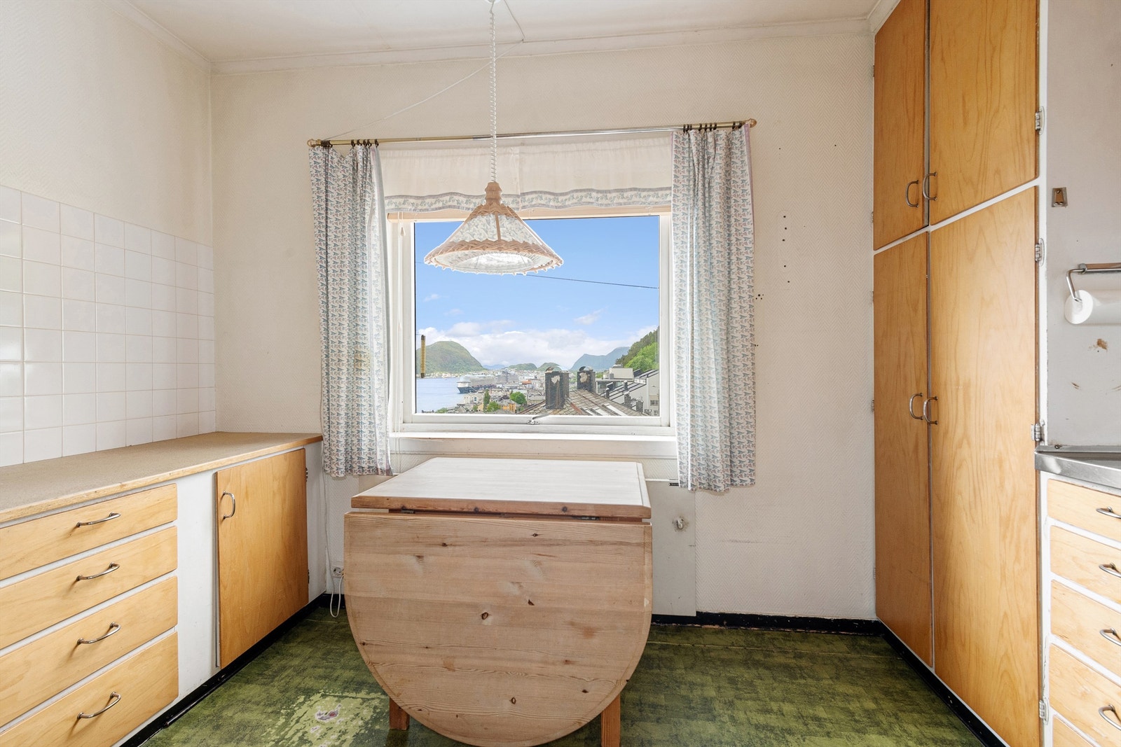 Spiseplass med flott utsikt på kjøkkenet i 1. etasje Galleribilde