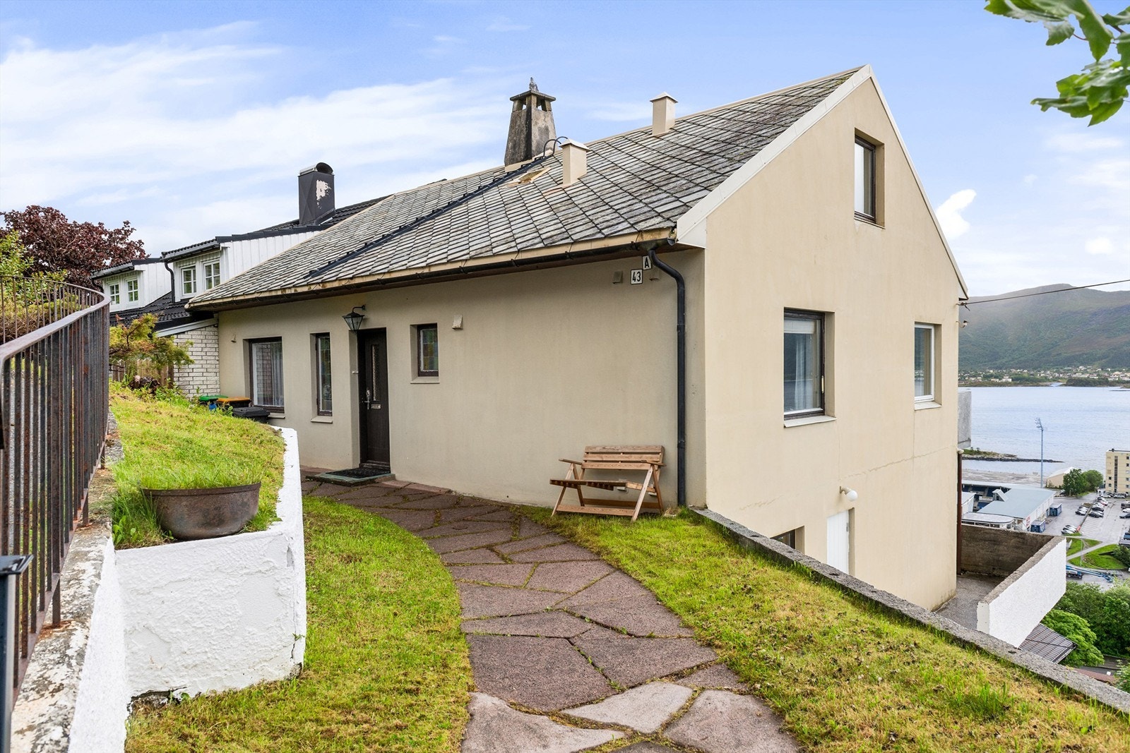 Fasade mot nordvest. Her er det gode muligheter for å etablere parkering Galleribilde