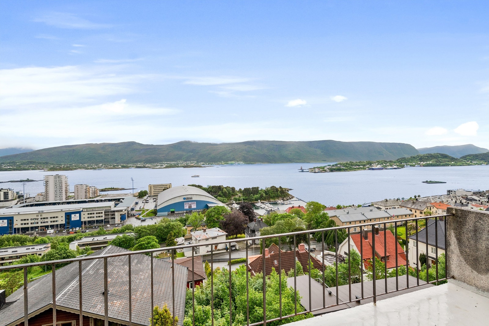 Nydelig utsikt fra eiendommen mot fjord og fjell Galleribilde