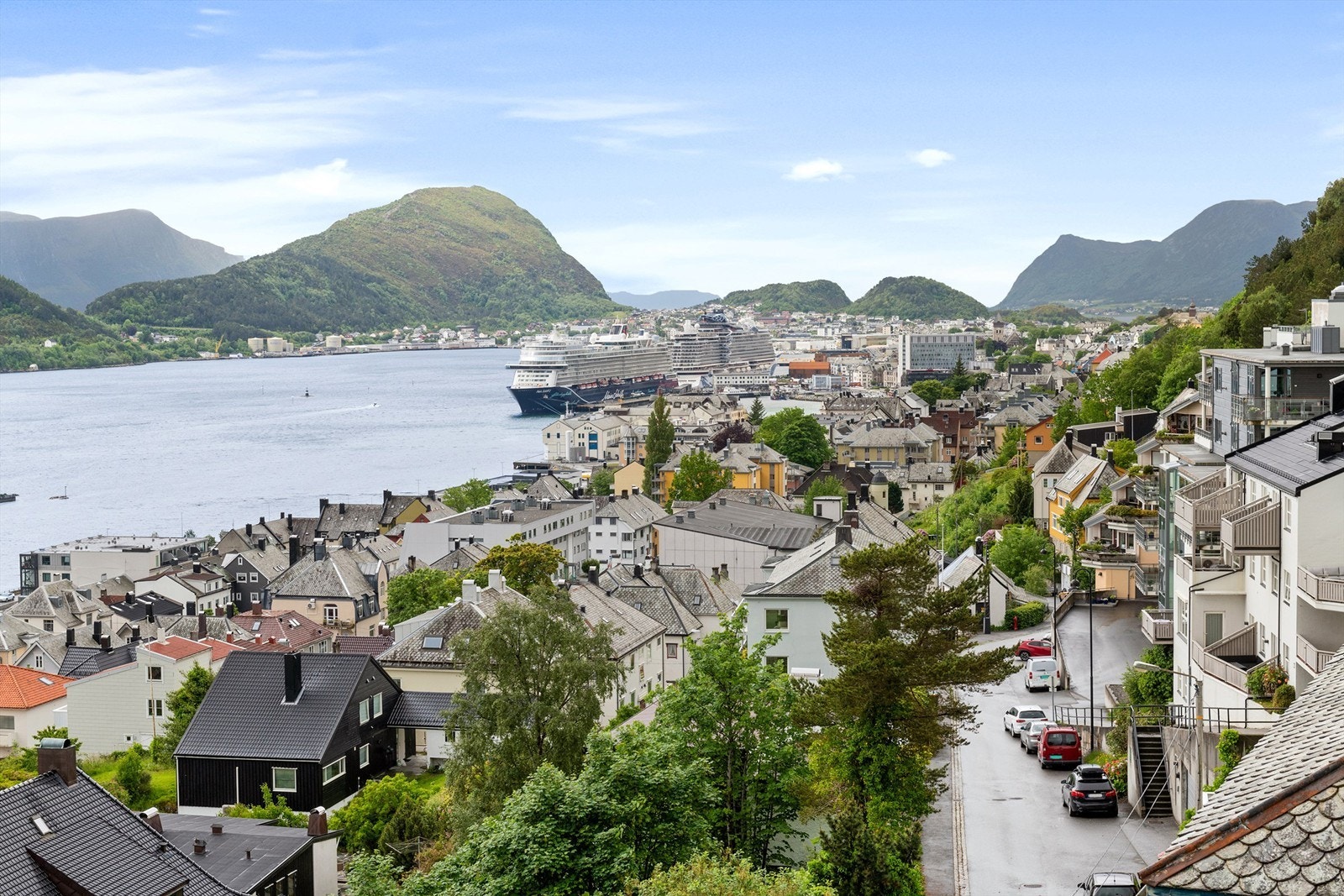 Utsikt mot byen Galleribilde