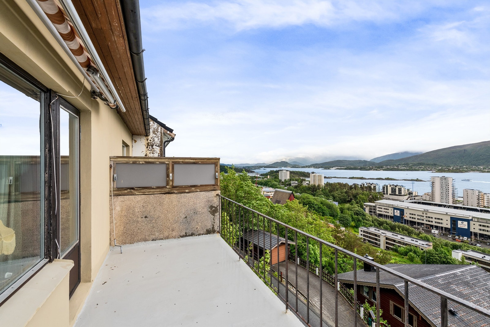 Nydelig utsikt. Markise på balkongen Galleribilde