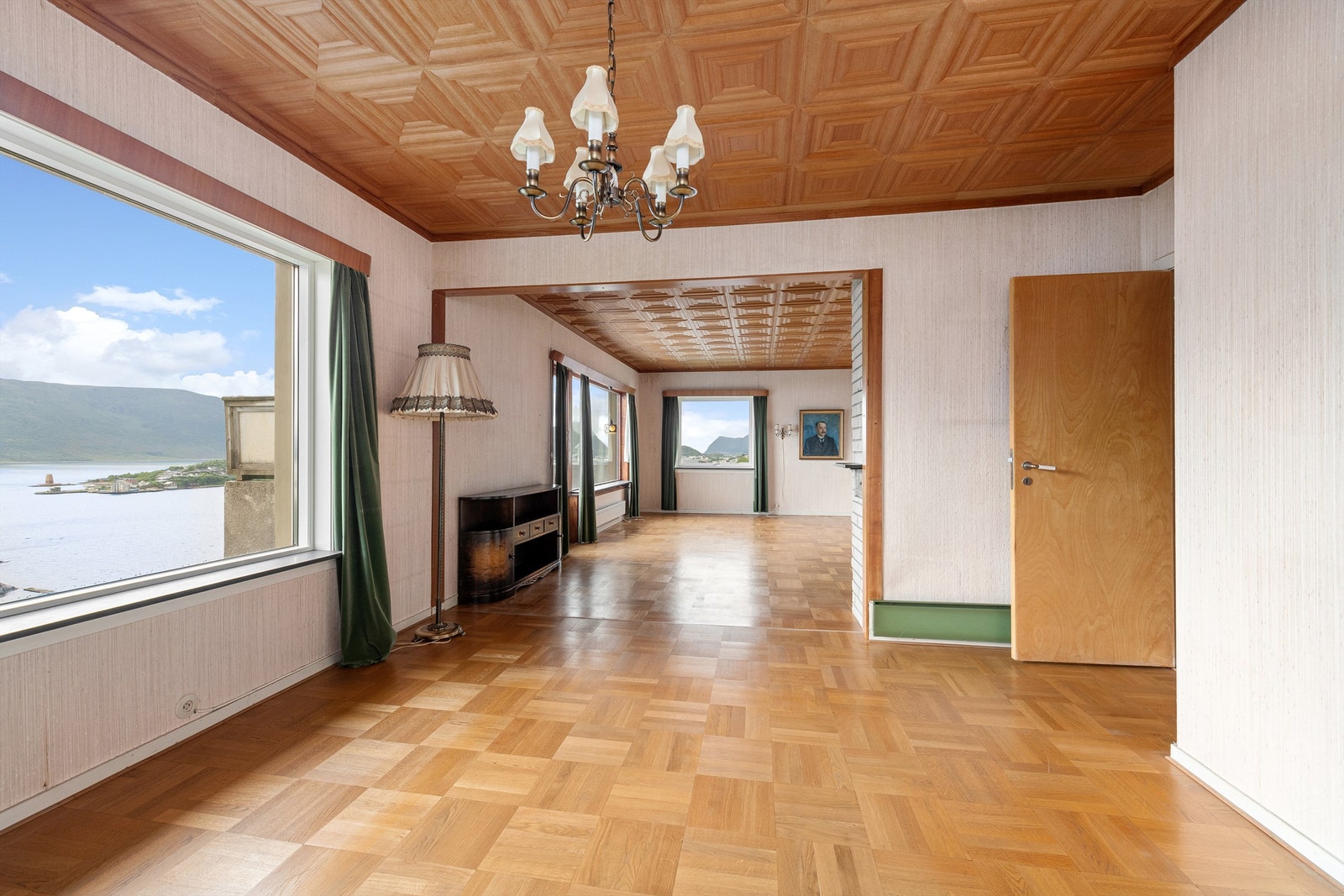 Stor og romslig stue i hovedetasjen Galleribilde