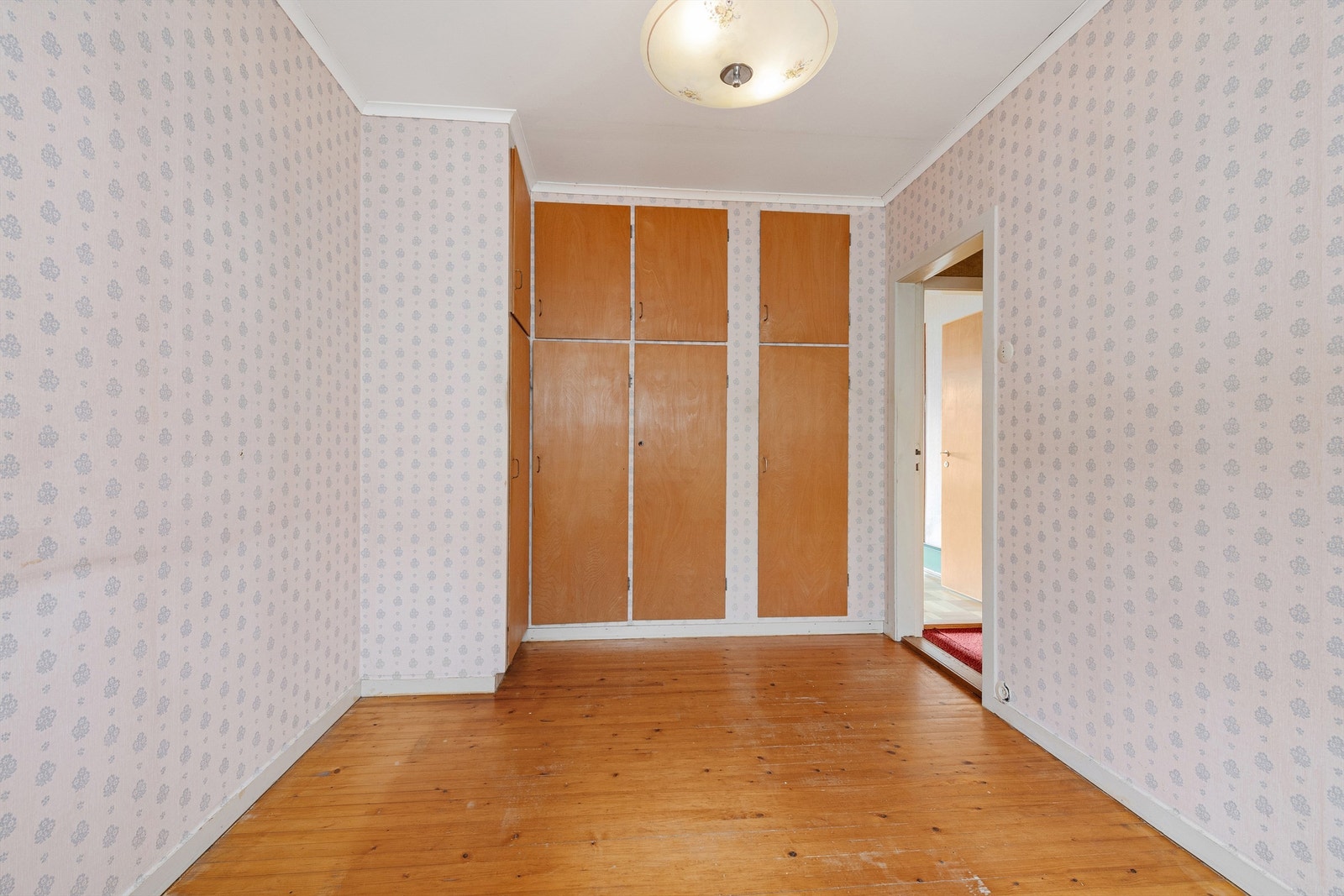 Soverom 1. etasje med plassbygd innredning Galleribilde