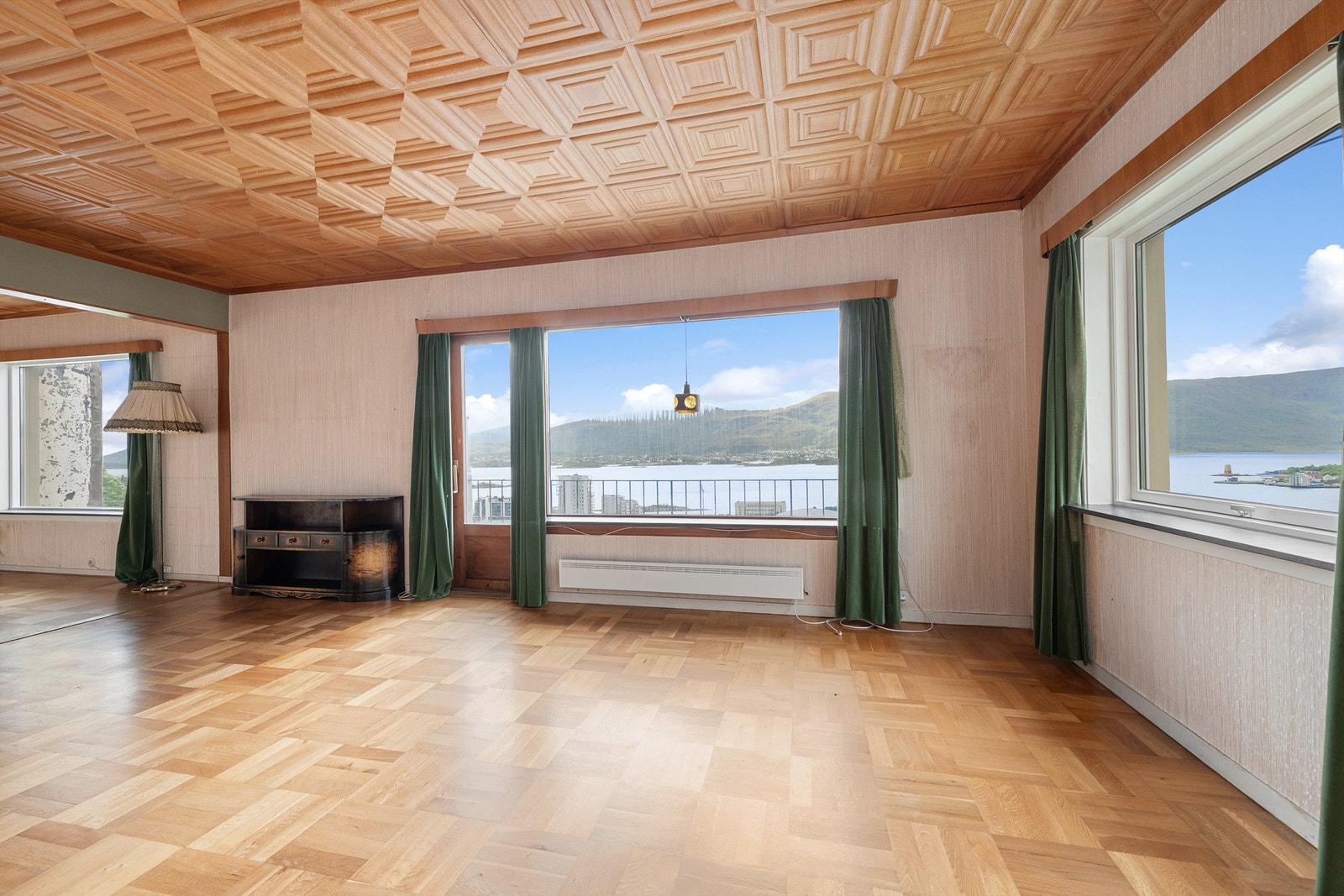 Stor stue med store vindusflater og godt med naturlig lysinnslipp Galleribilde