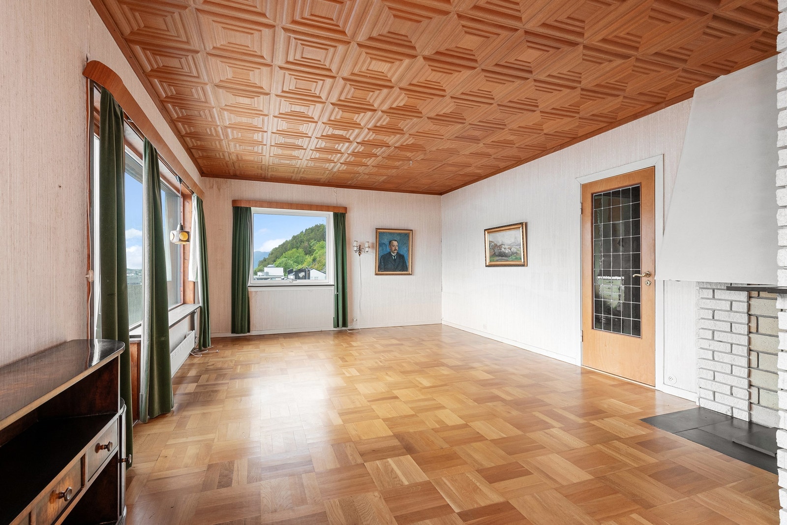 Stue i 1. etasje med dekorpanel i himling og eikeparkett på gulv Galleribilde