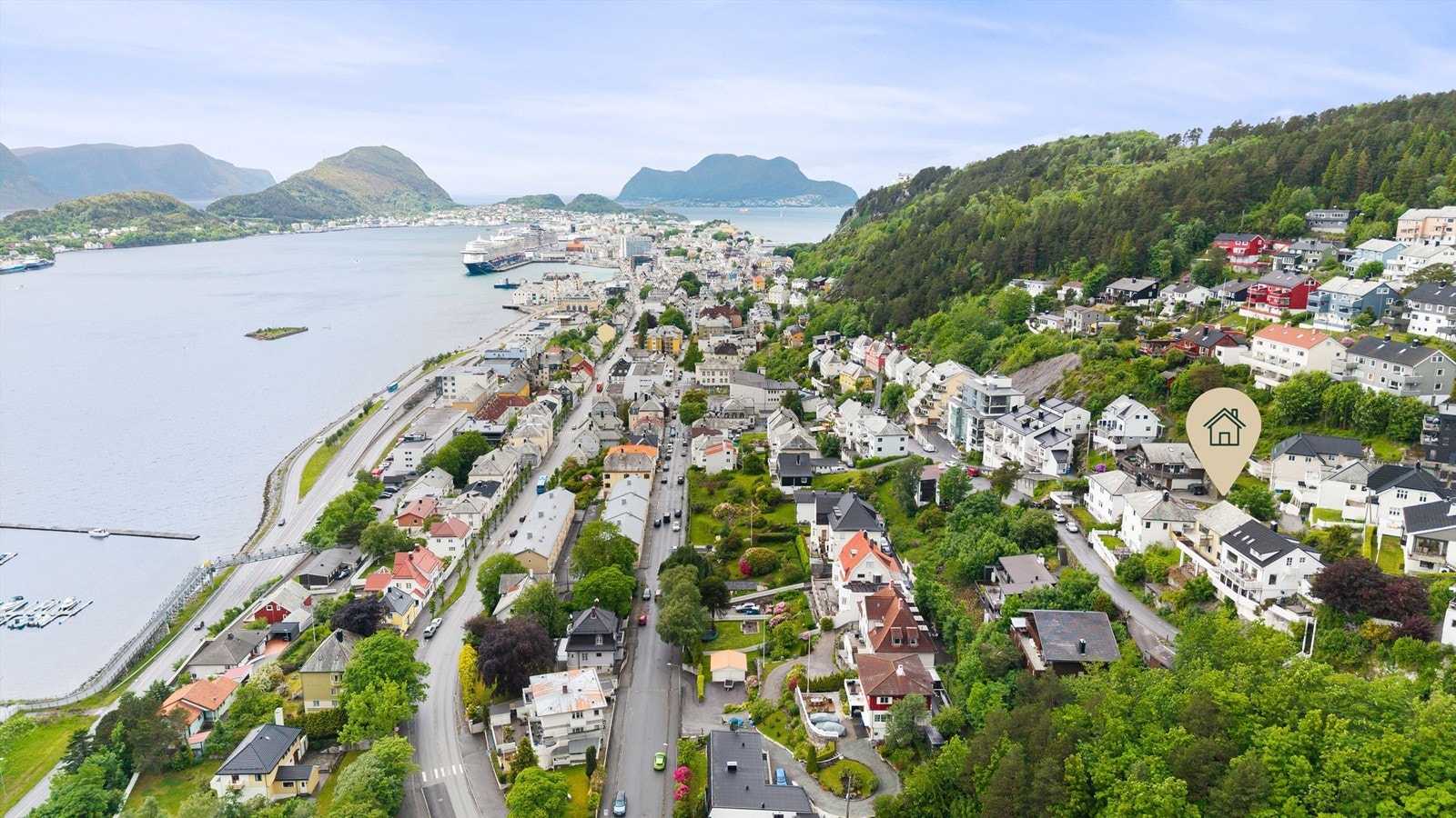 Dronebilde over nærområdet tatt fra øst mot vest og Ålesund bysentrum Galleribilde