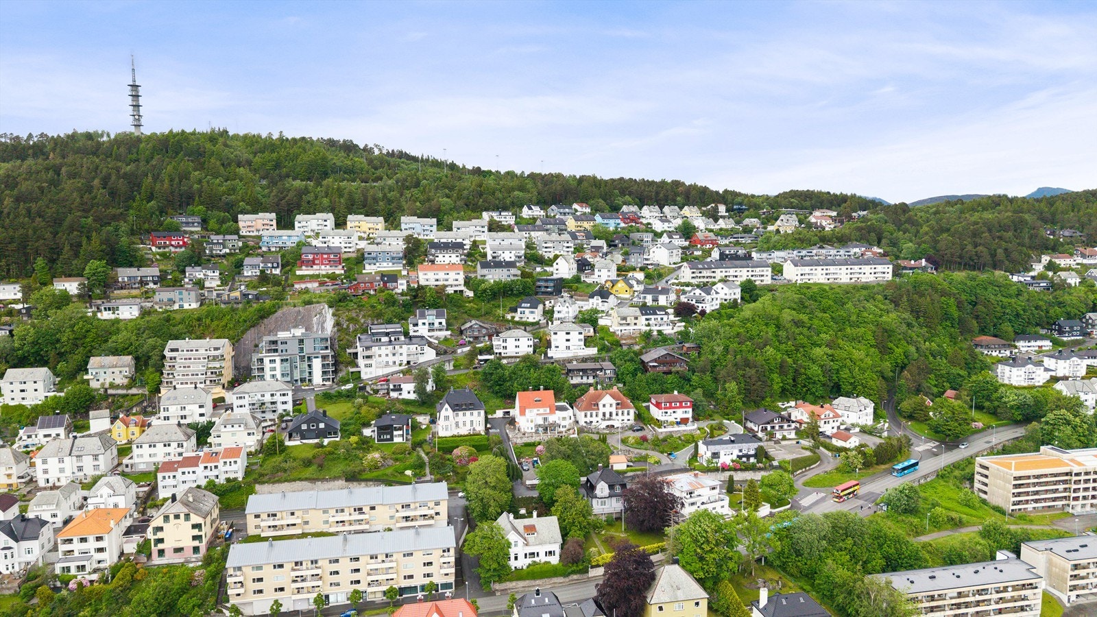 Boligen har stor potensiale og ligger i et attraktivt område like ved byffjellet Aksla Galleribilde