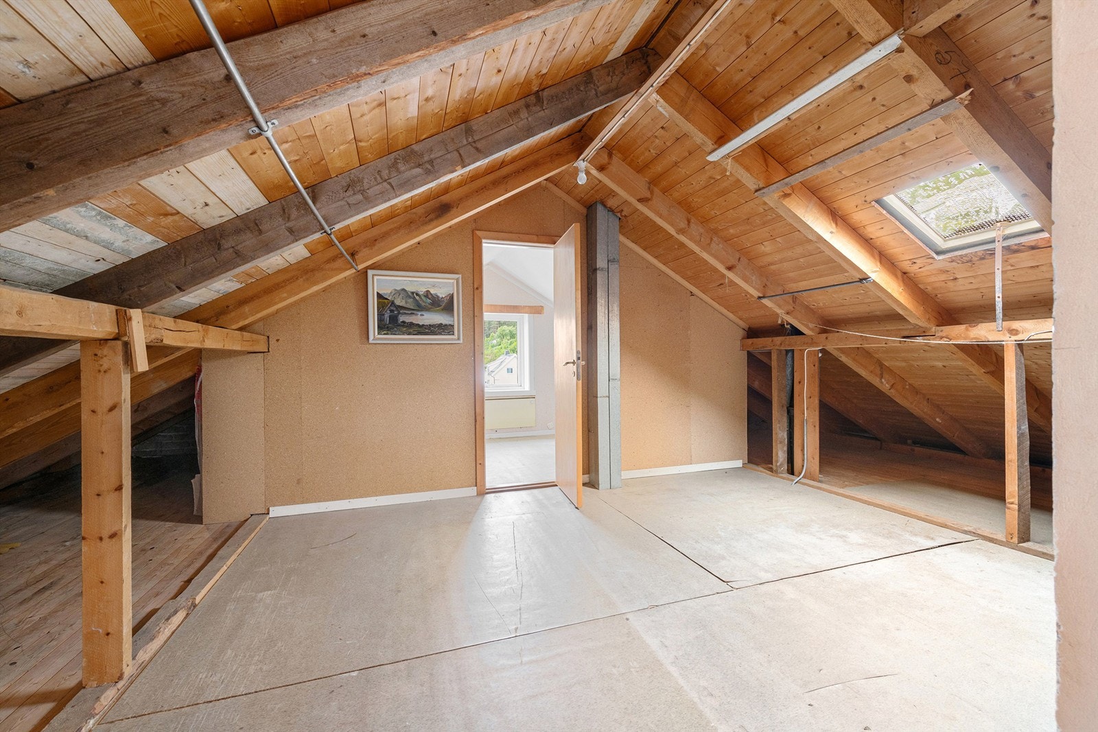 Mellomrom på loftet med soverom mot vest og øst Galleribilde