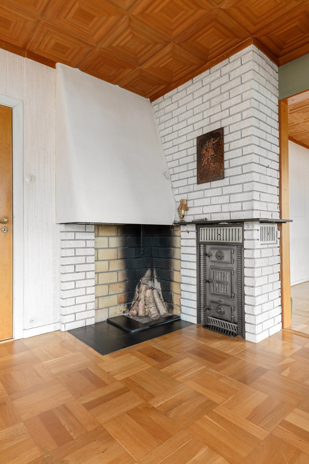 Åpen peis samt eldre kaminovn i stue i 1. etasje Galleribilde