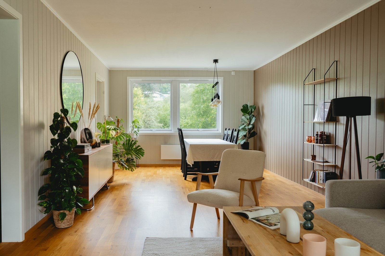 Stuen er malt i en tidsriktig farge som komplimenteres av et flott parkett gulv Galleribilde