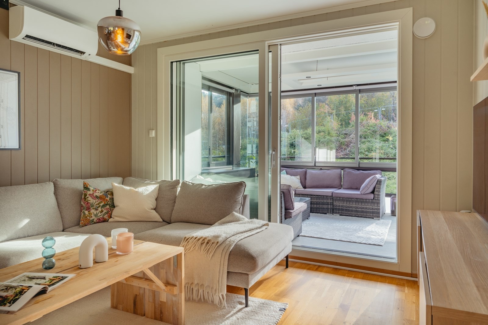 Fra stue er det utgang til en trivelig innglasset balkong Galleribilde