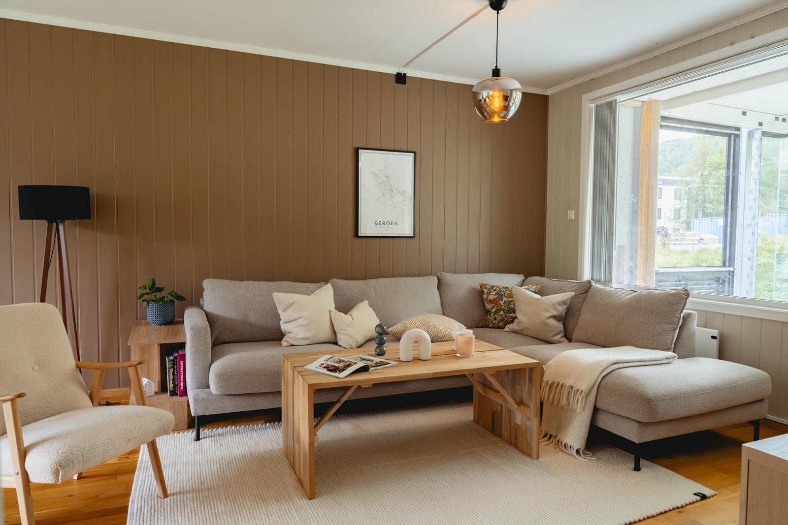 Vi beveger oss inn i en romslig stue som måler hele 30.9 m². Galleribilde