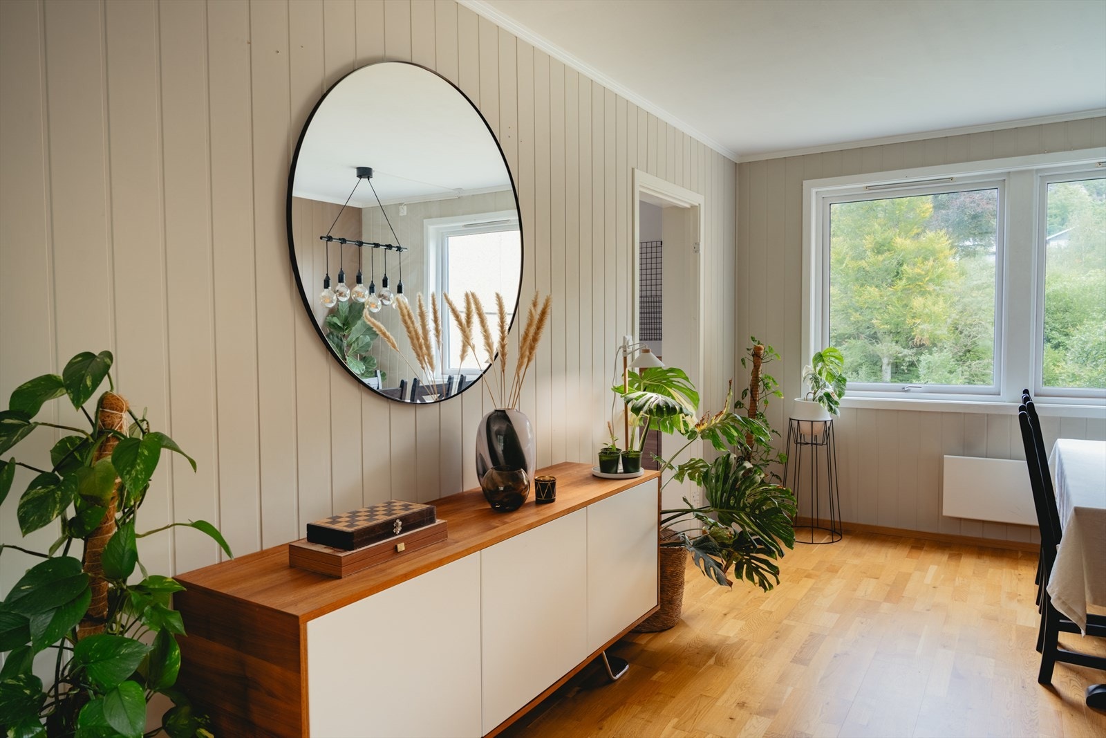 Store vindusflater sørger for rikelig med naturlig lys. Galleribilde