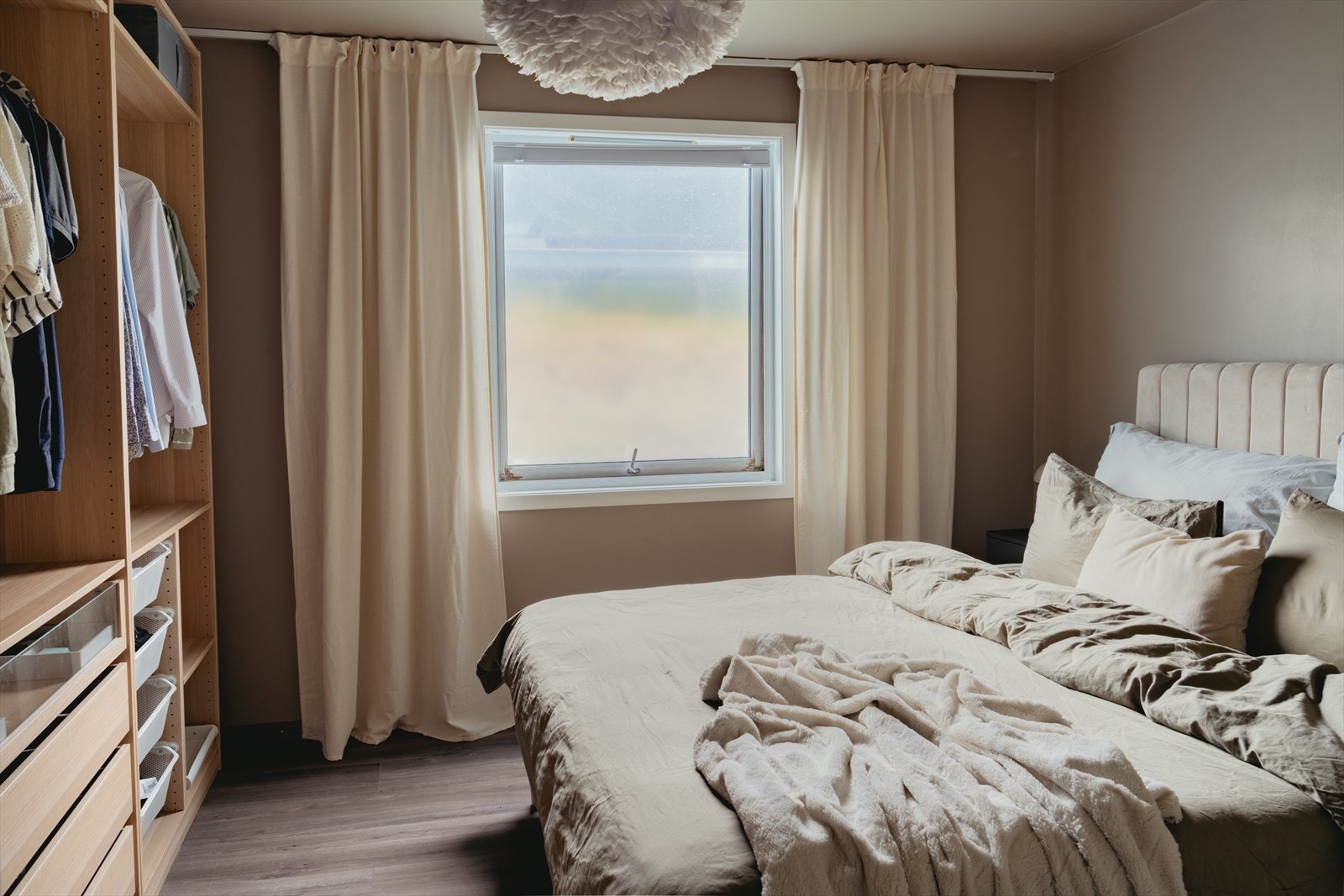 Hovedsoverommet er lyst og luftig og måler 12.3 m² Galleribilde