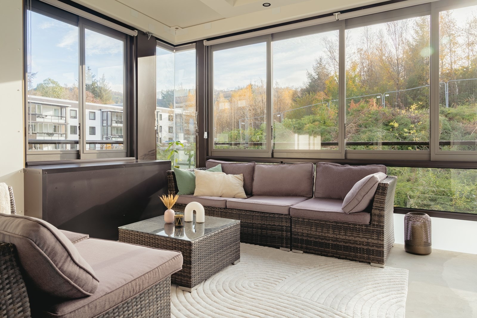 På sommerstid kan man åpne vinduene på balkongen Galleribilde