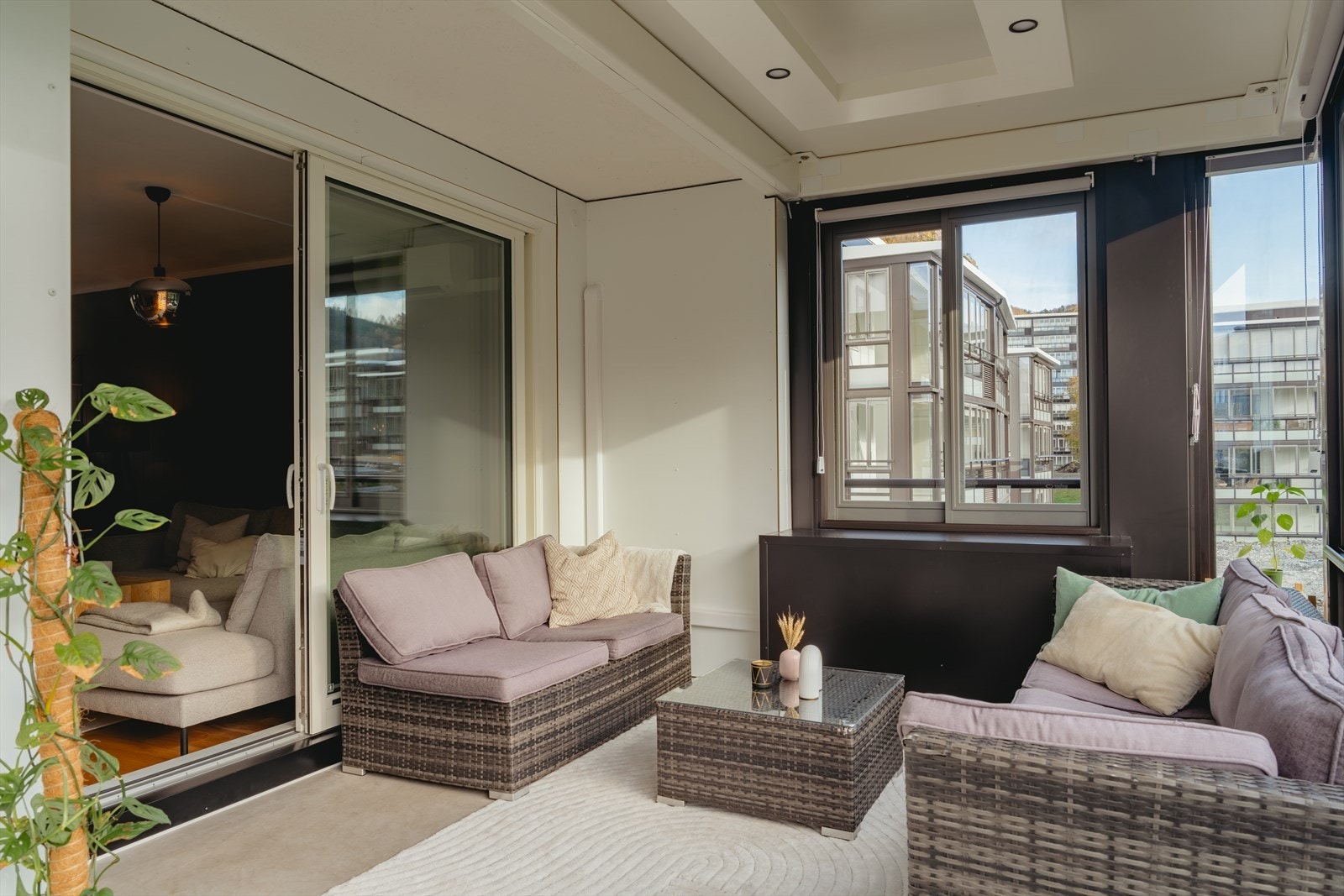 Romslig, sørvestvendt balkong på 14 m². Balkongen er nylig oppgradert i regi av borettslaget. Galleribilde