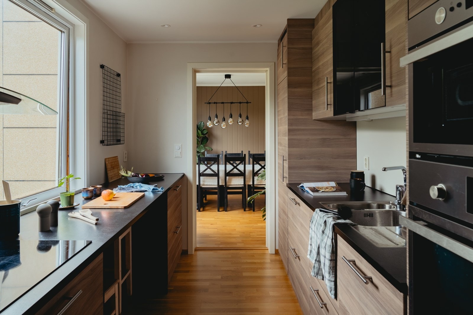 Av integrerte hvitevarer er det ventilator, stekeovn, platetopp, mikrobølgeovn, oppvaskmaskin og kjøleskap. Galleribilde