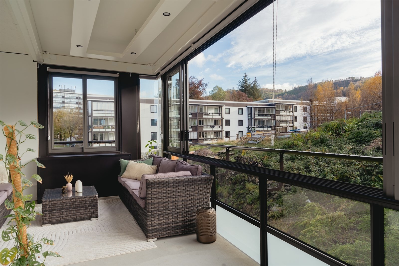 Her er det god plass til utemøbler og hyggelig beplanting Galleribilde