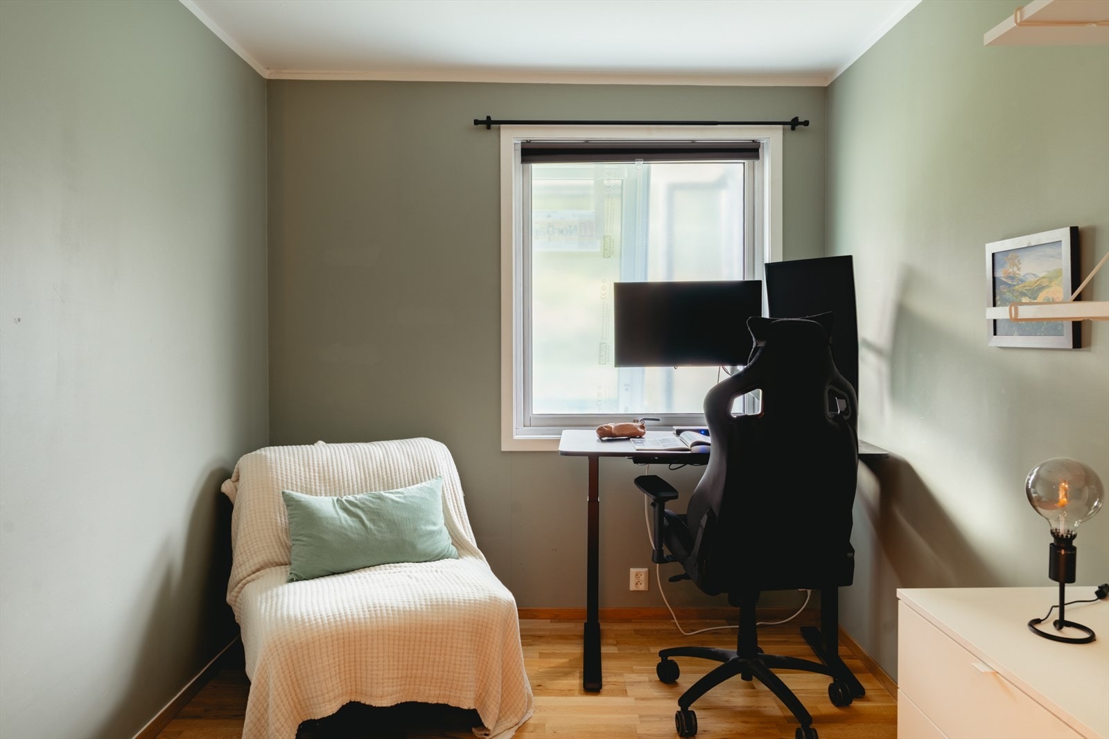 Soverom 2 måler 8.3 m². Her har du også plass til dobbelseng, garderobeløsning og ytterlige småmøbler. Galleribilde