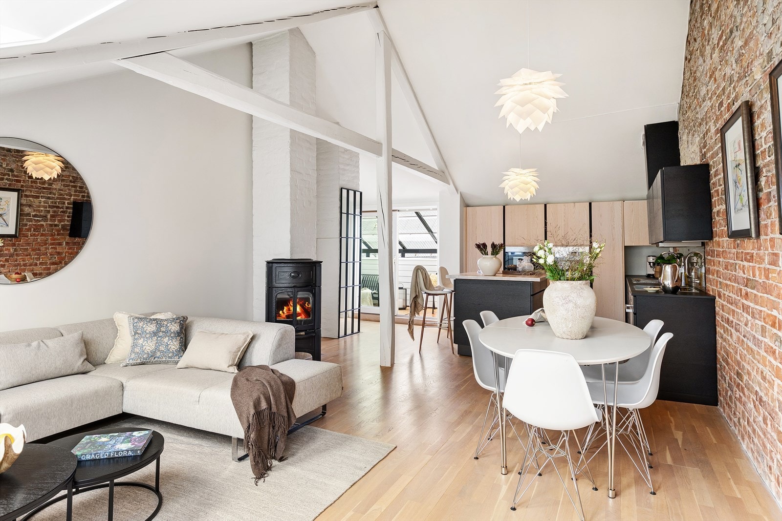 Stuen har fantastisk takhøyde og nye takvinduer fra 2025. Galleribilde