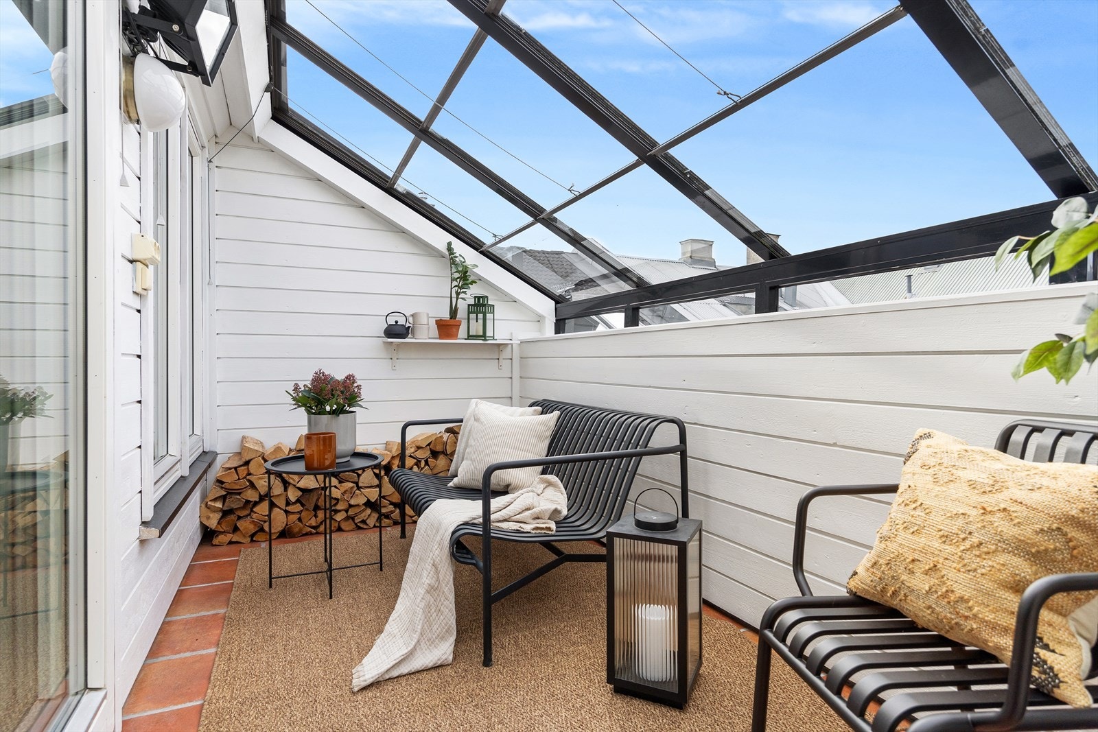 Velkommen til Hansteens gate 25! Leiligheten har privat takterrasse med glasstak på ca. 7 kvm. Her er det god plass til utemøbler og det er tilgang til egen utebod. Galleribilde