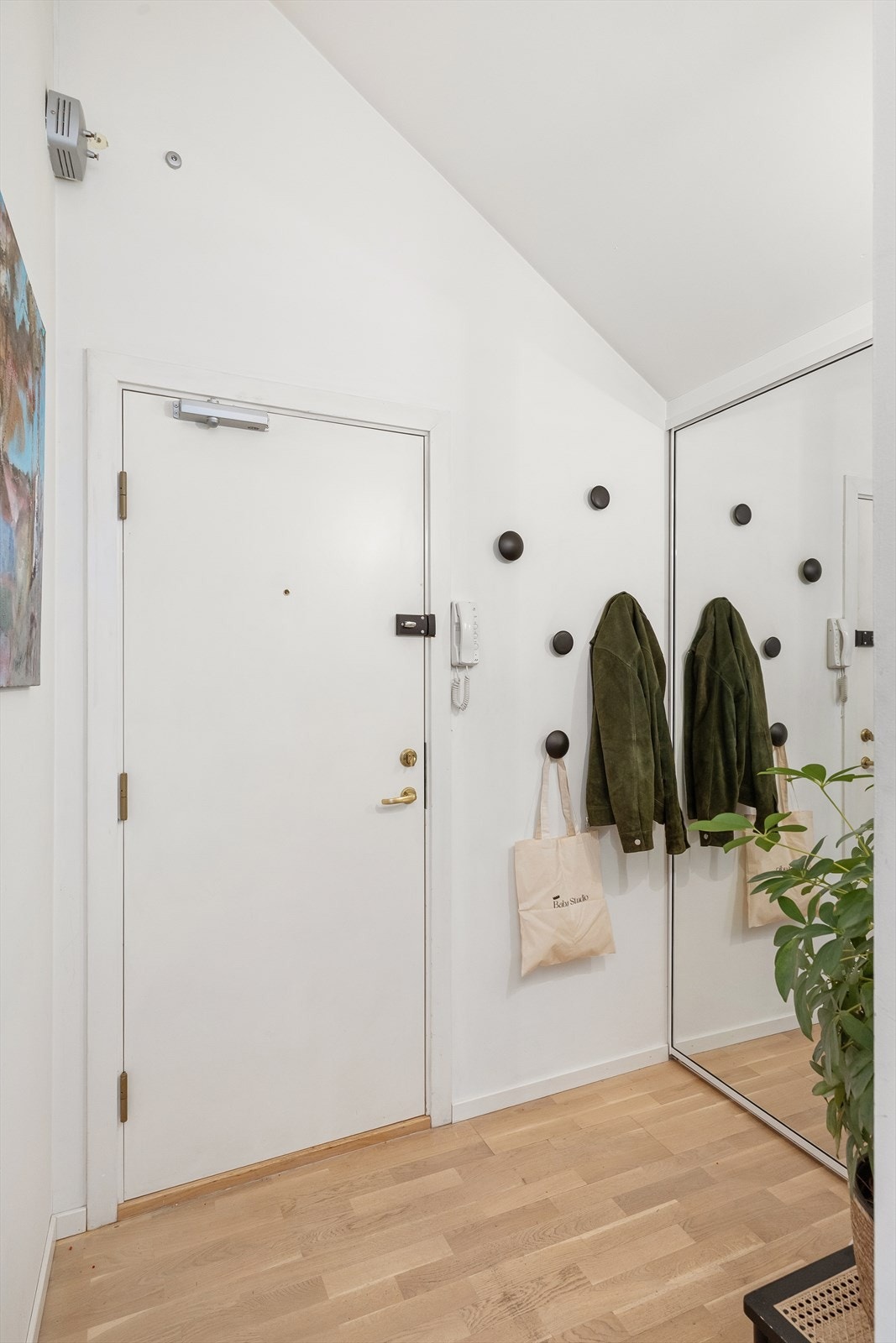 Her er det god plass til lagring i en praktisk skyvedørsgarderobe, oppheng for klær og oppbevaring av sko. Galleribilde