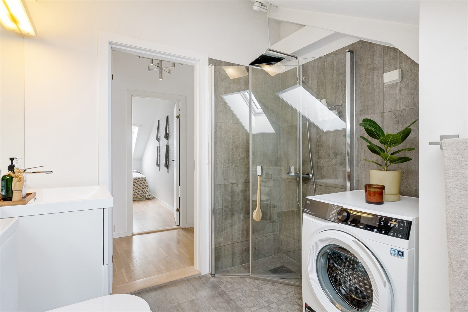 Badet er utstyrt med varmtvannsbereder, mekanisk avtrekk, opplegg for vaskemaskin, innfellbare dusjdører, wc og servantskap med ettgreps blandebatteri. Galleribilde