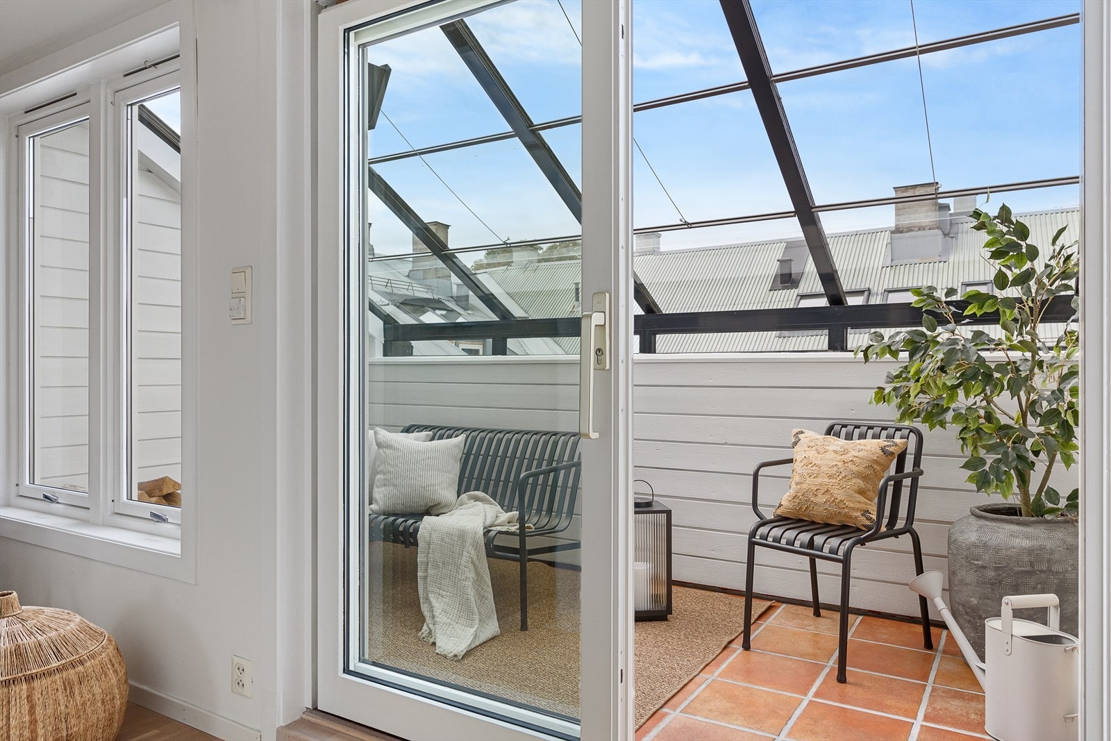 Nordvestvendt takterrasse/vinterhage med åpningsbart glasstak og ettermiddagssol til ca. 20.30 om sommeren. Galleribilde