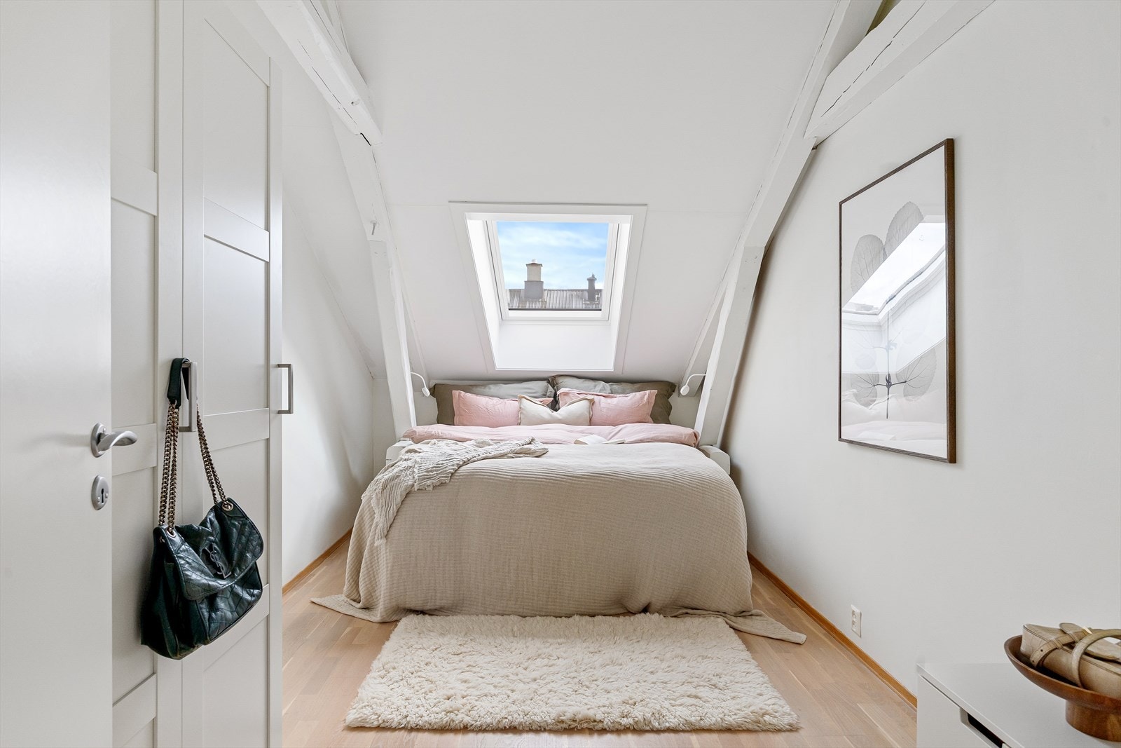 Hovedsoverommet har god plass til en dobbeltseng, garderobeskap og en skrivepult. Galleribilde