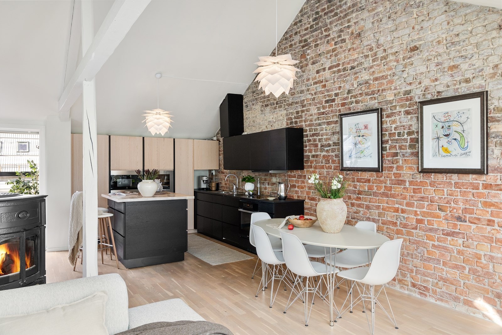 Her ligger alt til rette for hyggelige middager og sosiale sammenkomster med familie og venner. Galleribilde