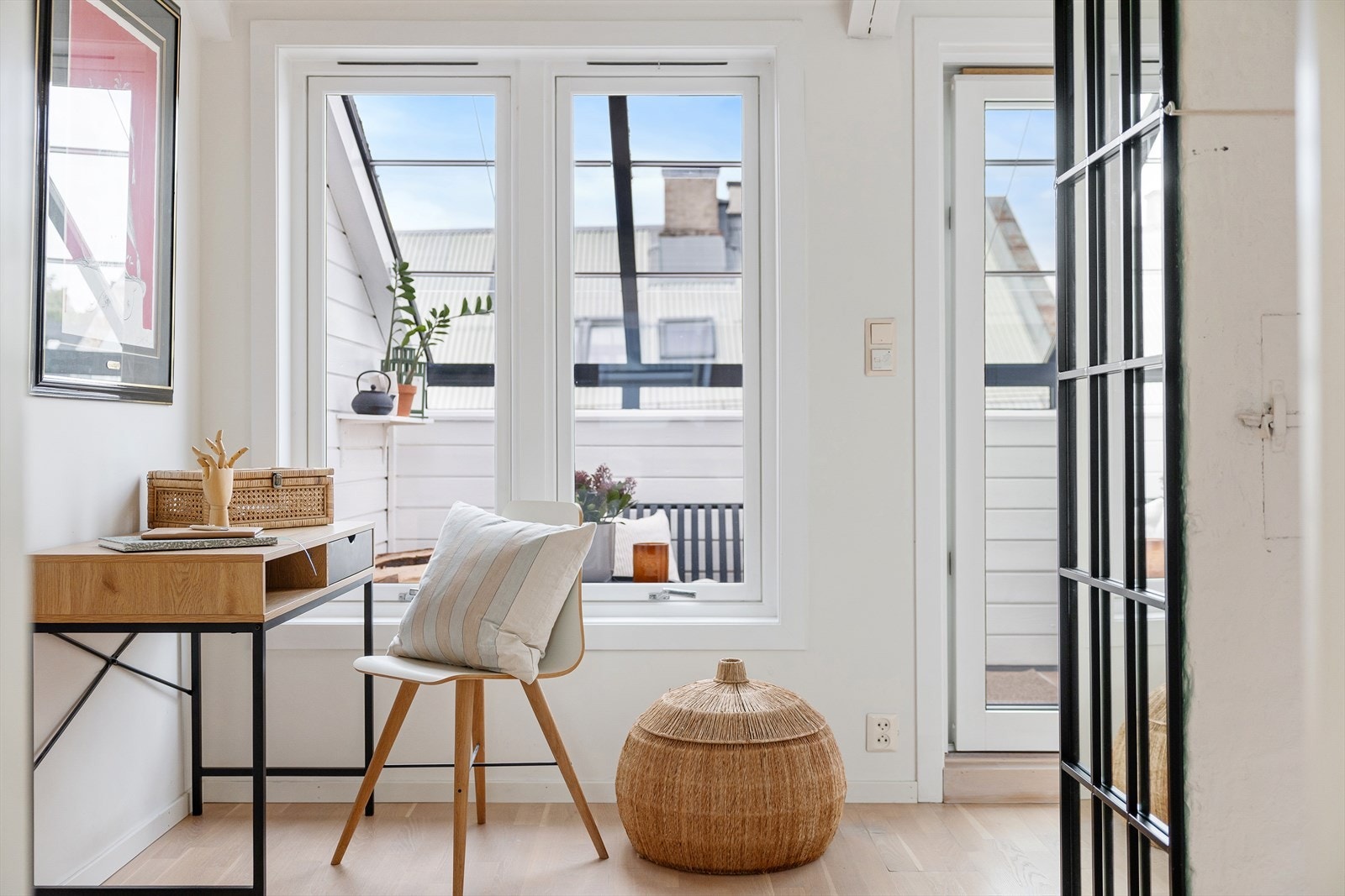 Her er det utgang til en flott innglasset balkong og plass til en hyggelig kontorplass. Galleribilde