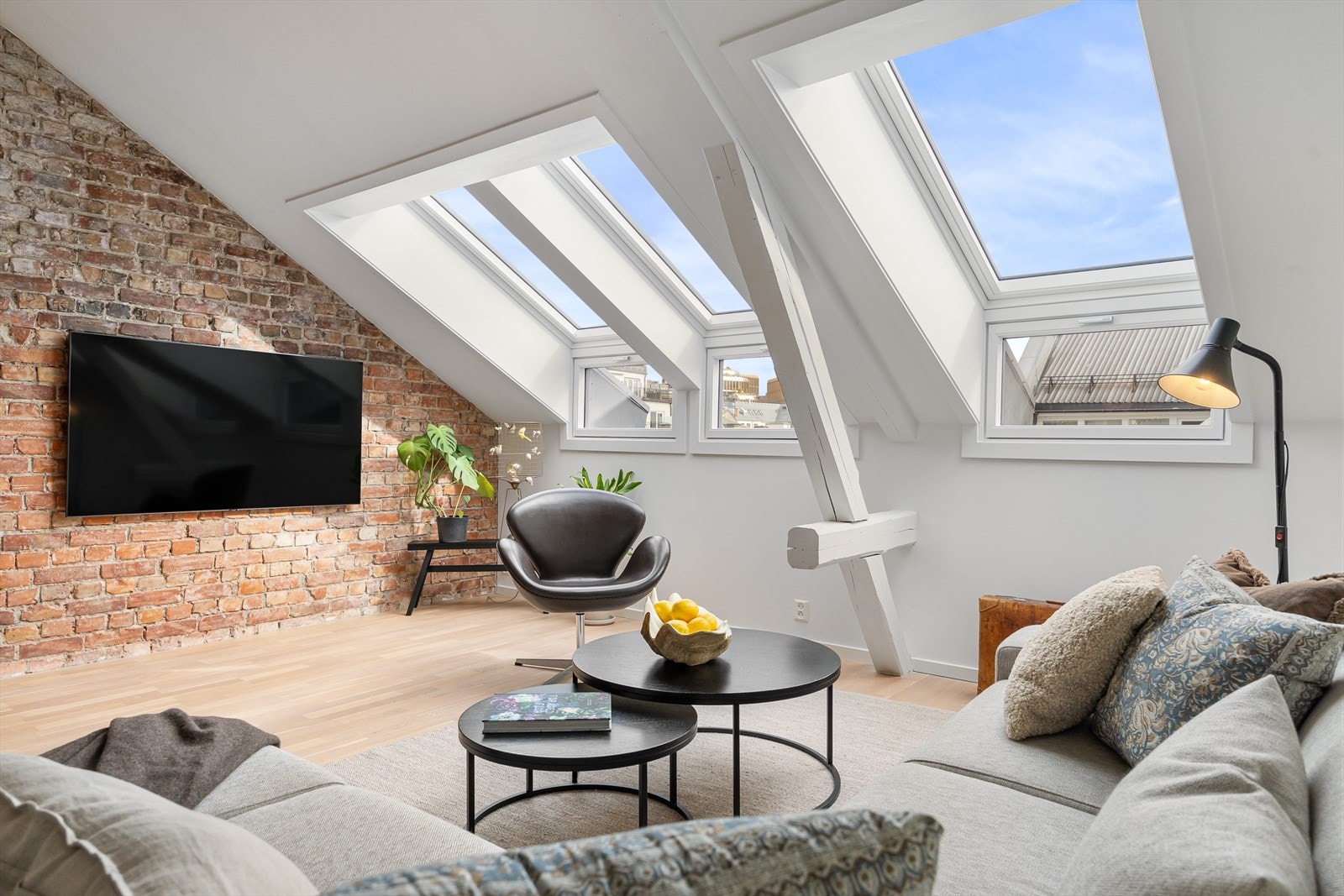 Store takvinduer slipper inn rikelig med dagslys og skaper en lys og innbydende atmosfære. Galleribilde