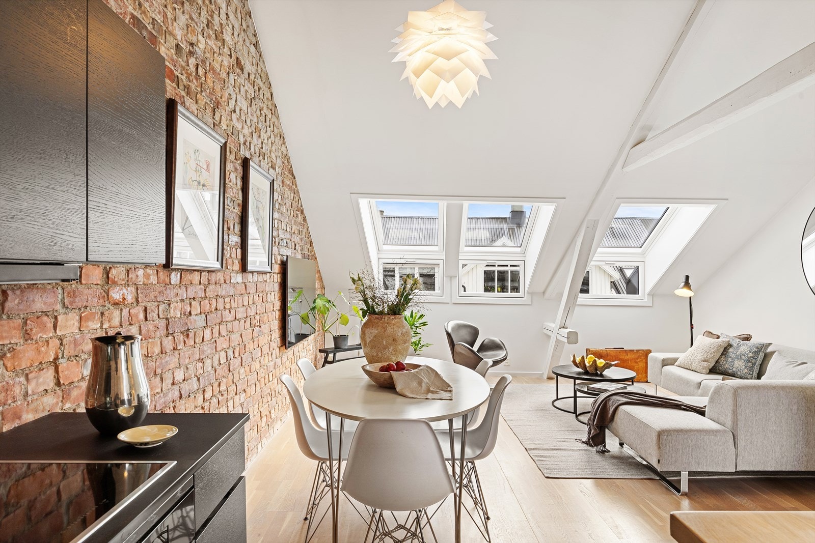 Stuen byr på generøse møbleringsmuligheter med plass til både en større sofagruppe, spisebord og annet møblement. Galleribilde